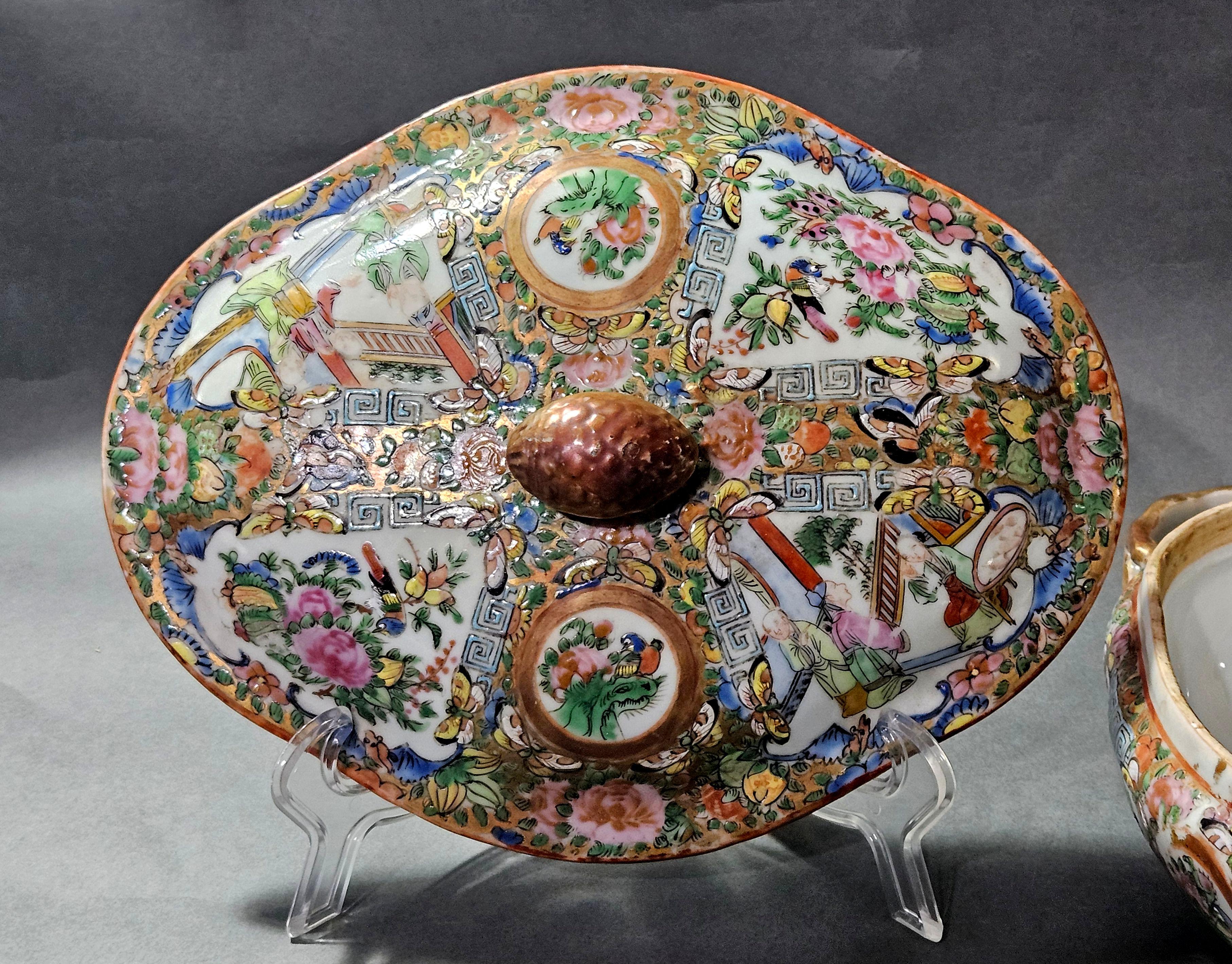 XIXe siècle Soupière à couvercle en porcelaine chinoise avec médaillon en forme de rose en vente