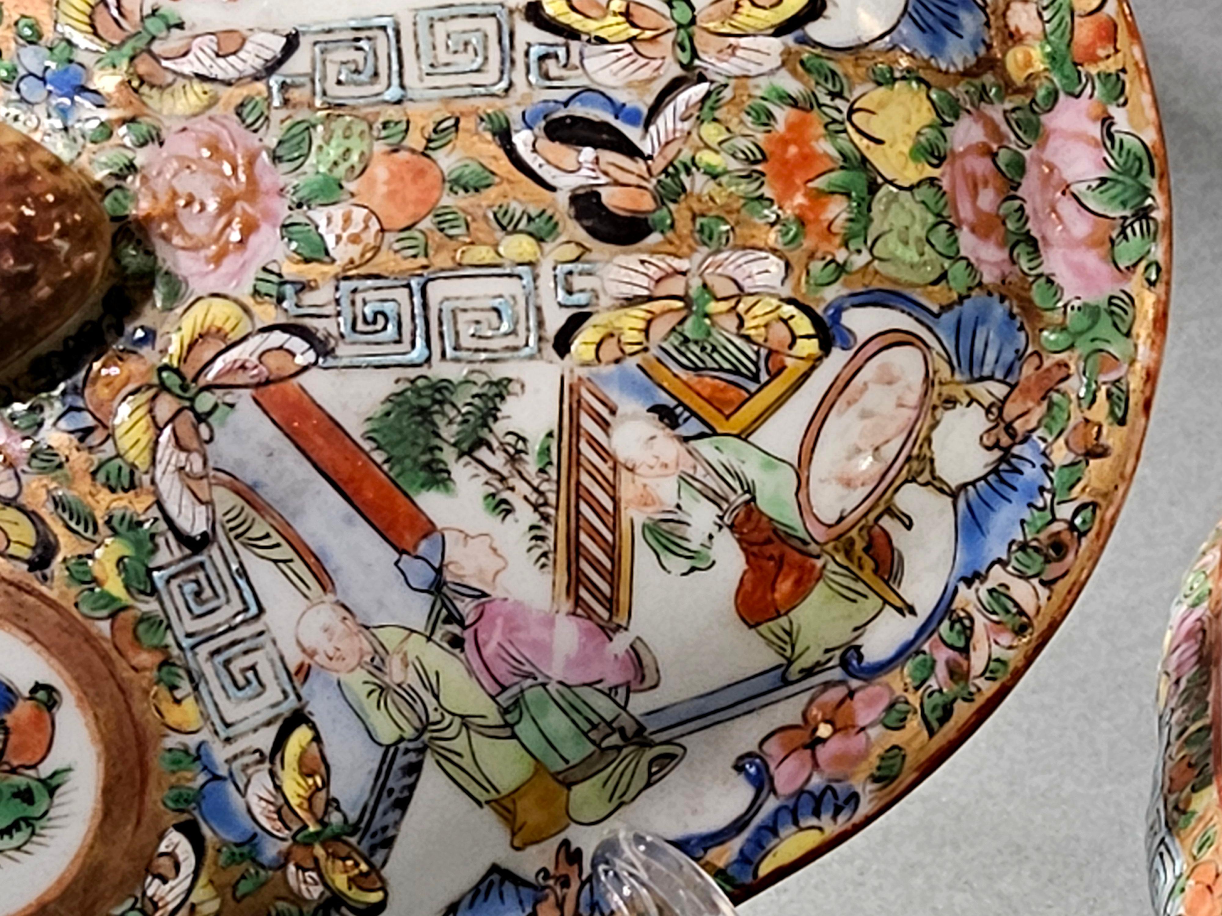 Porcelaine Soupière à couvercle en porcelaine chinoise avec médaillon en forme de rose en vente