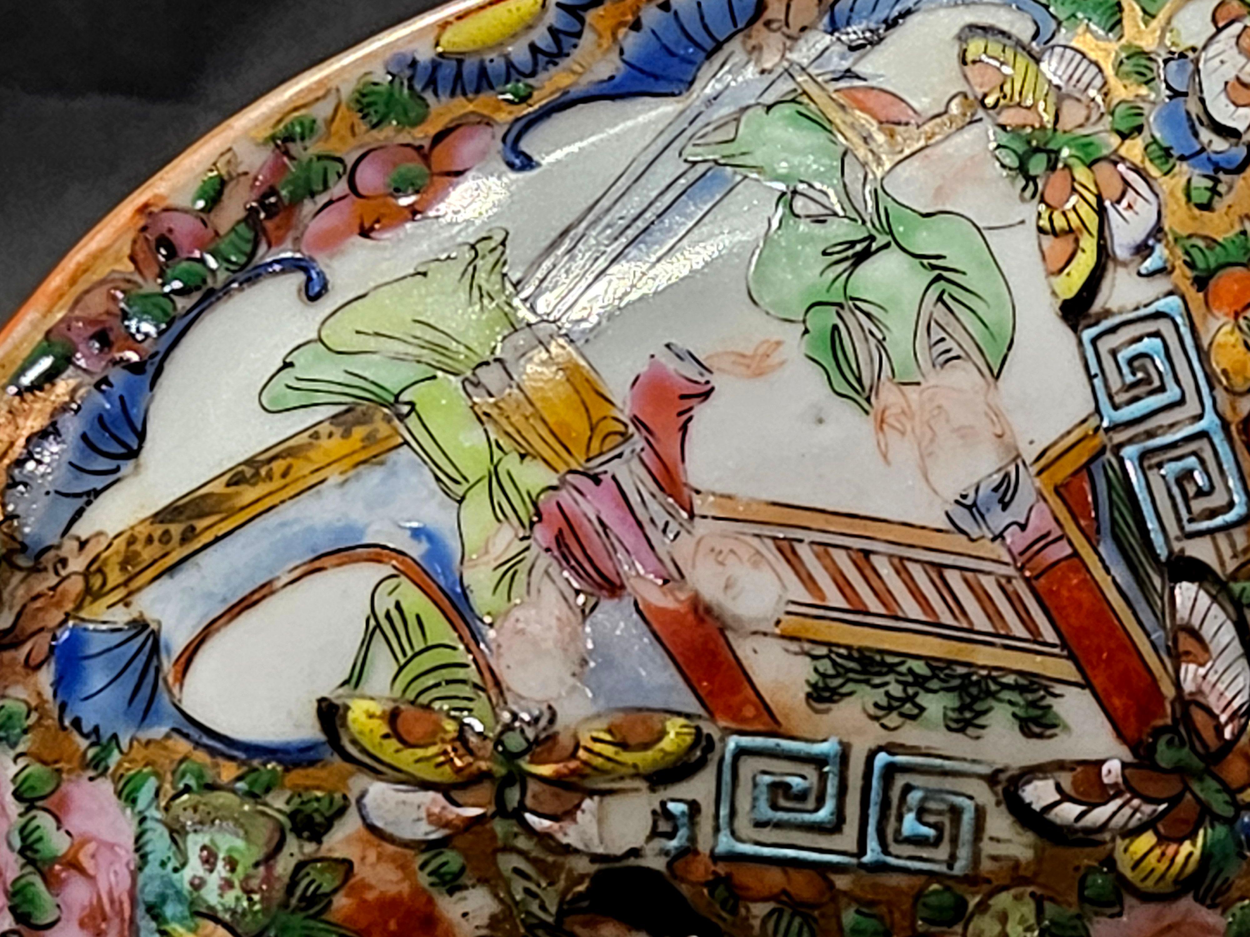 Soupière à couvercle en porcelaine chinoise avec médaillon en forme de rose en vente 1