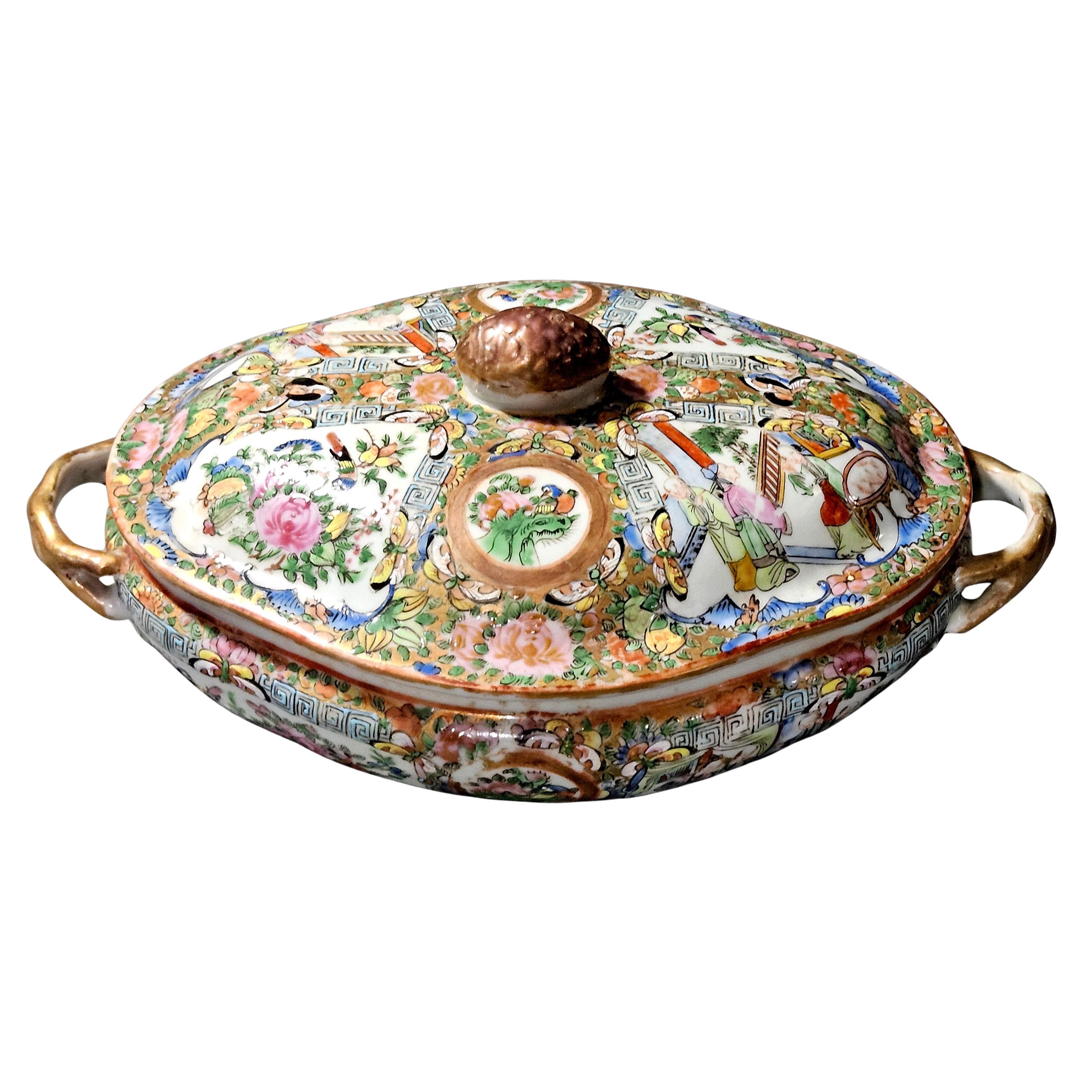 Soupière à couvercle en porcelaine chinoise avec médaillon en forme de rose