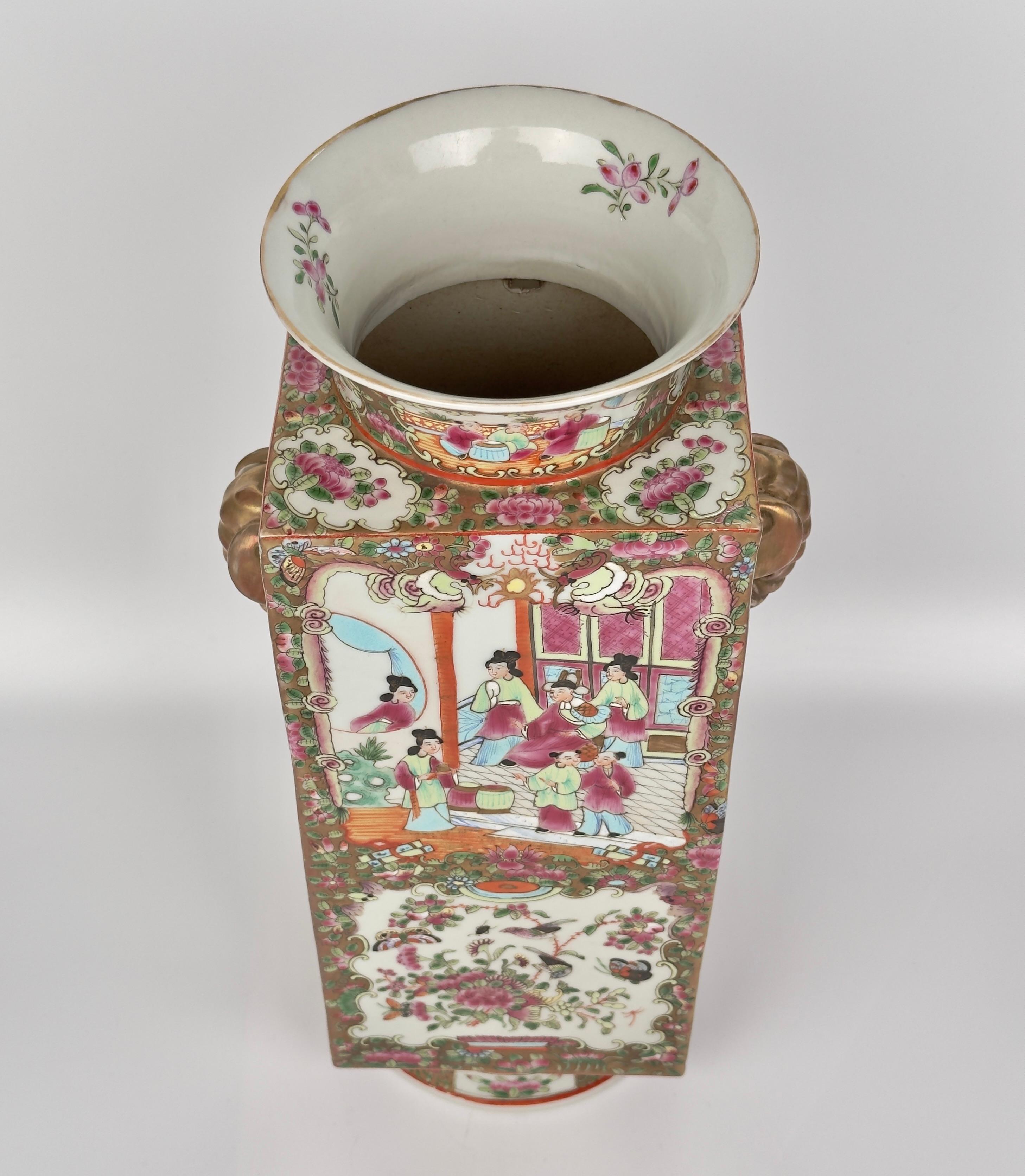 Rose Medallion Porcelain Vase, Late Qing Period In Good Condition For Sale In seoul, KR