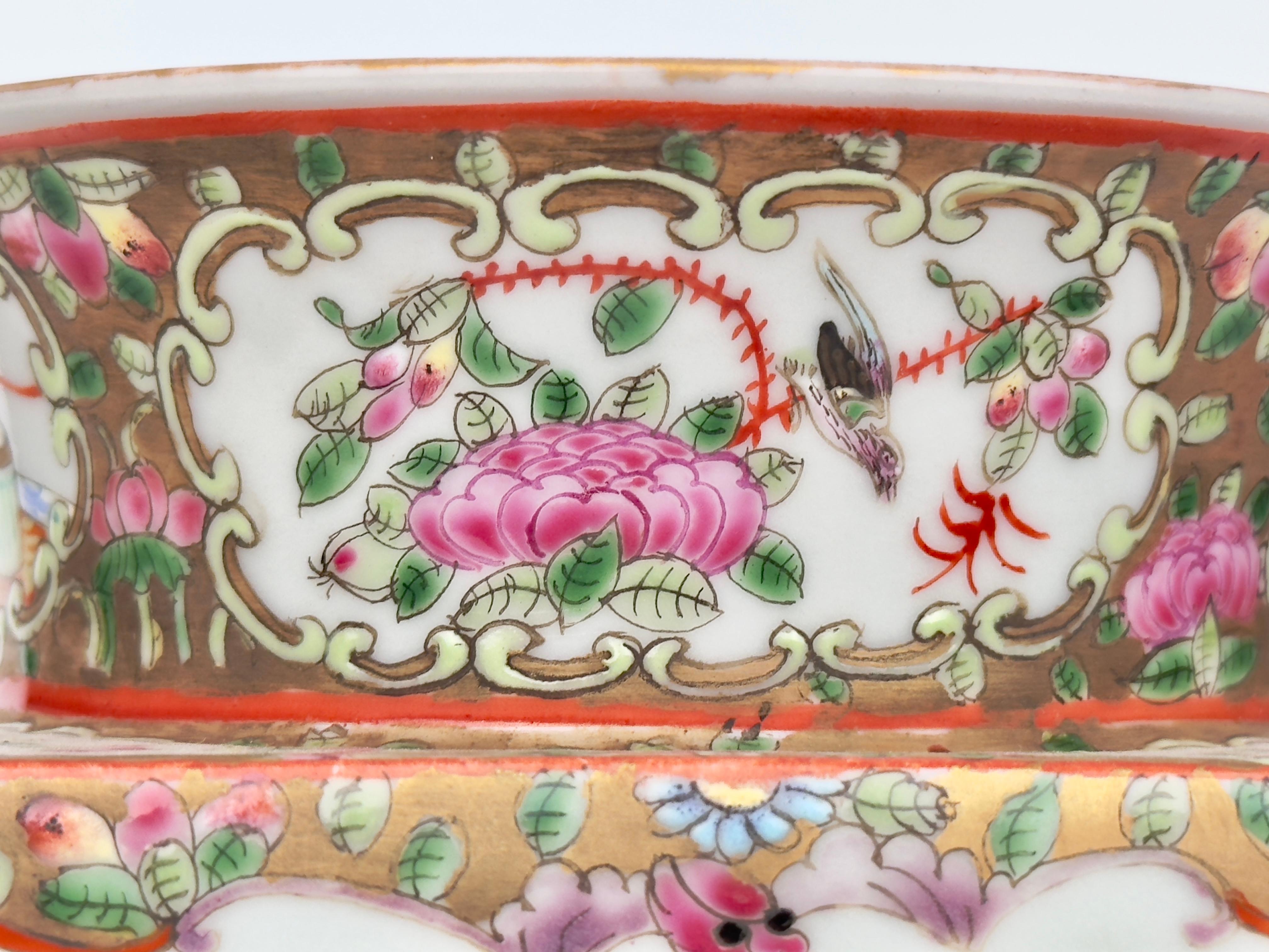 Rose Medallion Porcelain Vase, Late Qing Period For Sale 2