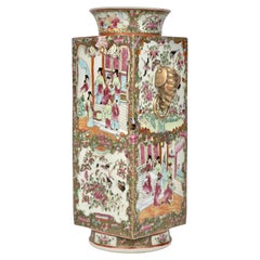 Jarrón de porcelana con medallón de rosas, época Qing tardía
