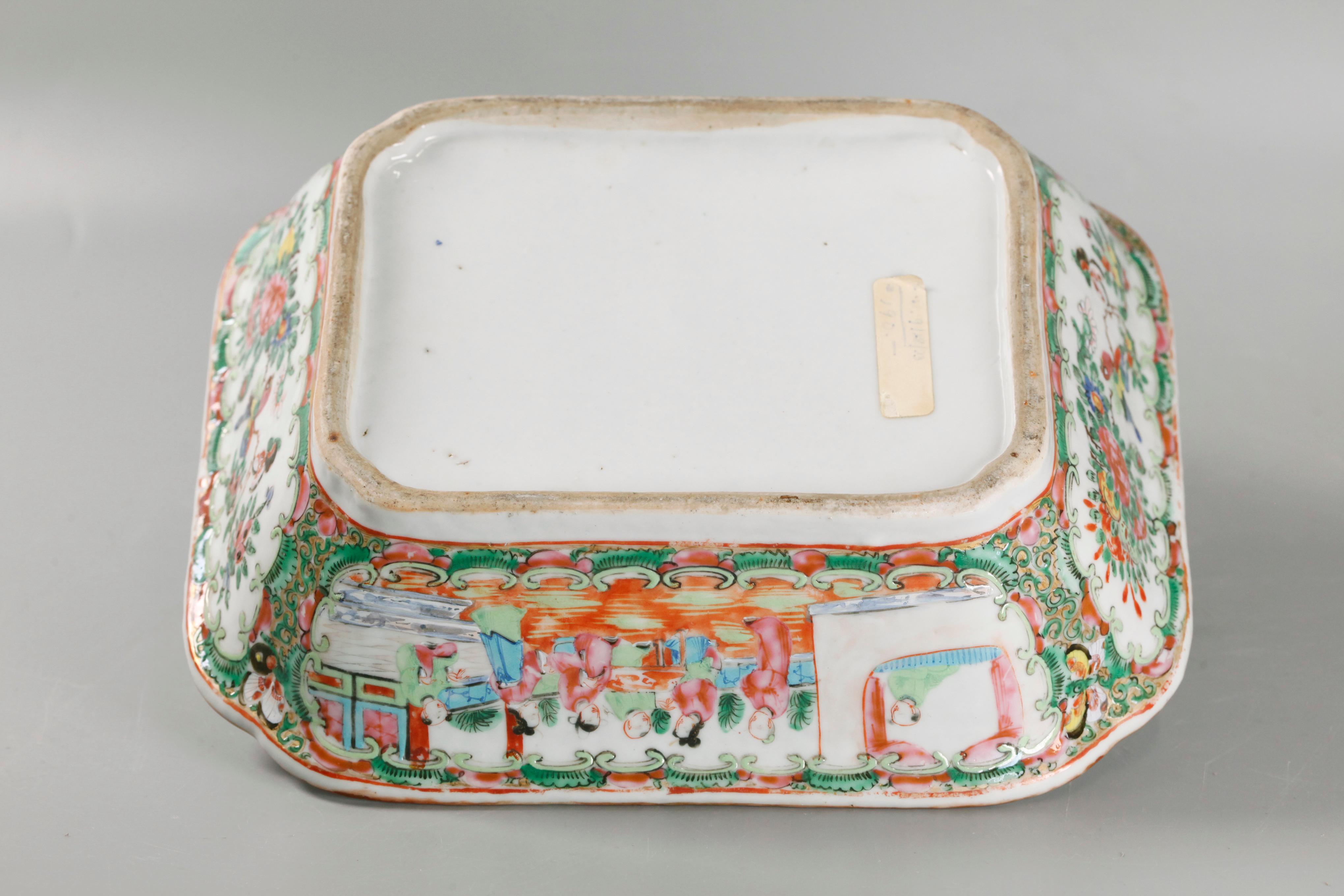 Chinese rose medallion, rectangular cover bowl, 19th c. In Good Condition For Sale In New York, NY