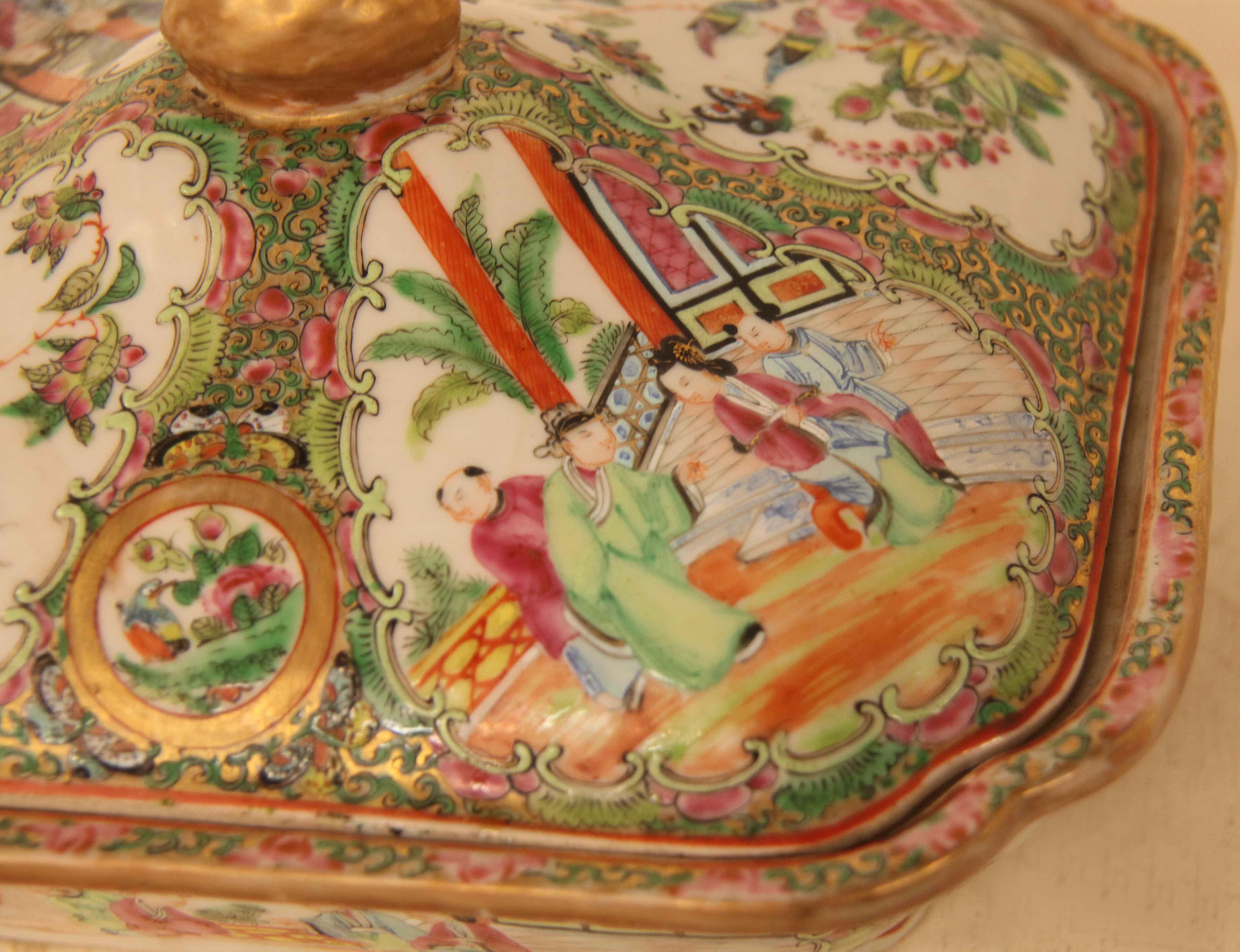 Chinese Rose Medallion Tureen  In Good Condition For Sale In Wilson, NC