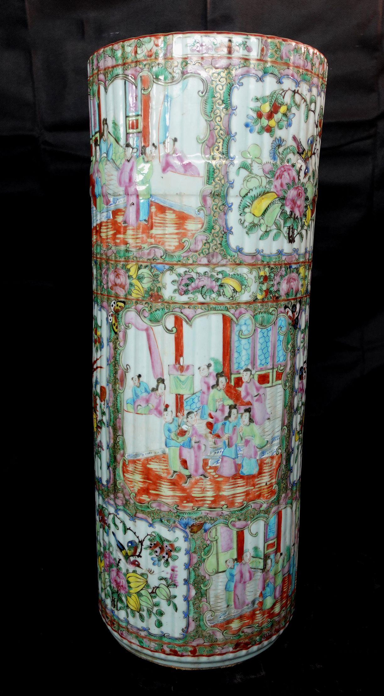 Ungewöhnlicher Rosenmedaillon-Export-Porzellanschirmständer, China, 19. Jahrhundert, mit gewellten Außenkanten,
Maße: Höhe 24, Durchmesser 9 Zoll.

 