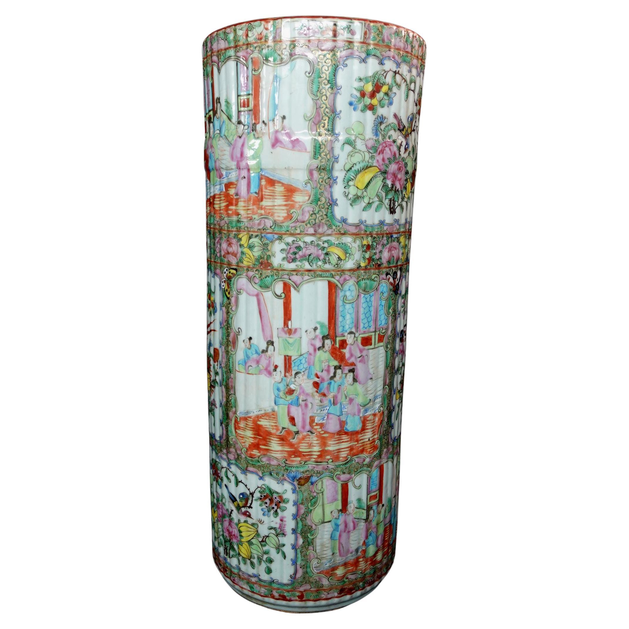 Chinesischer Rosenmedaillon-Schirmständer mit Medaillon, 19. Jahrhundert im Angebot