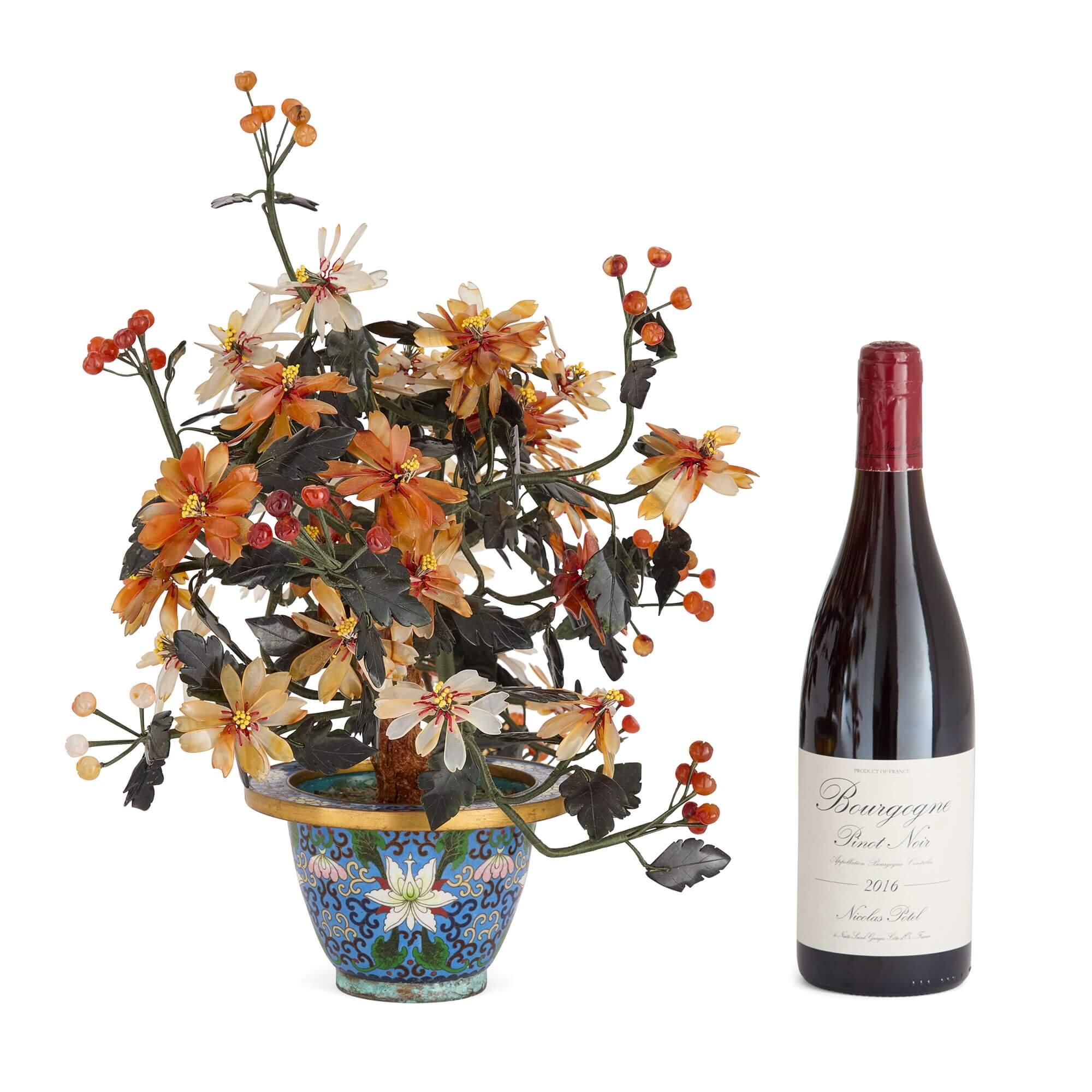 Modèle chinois de fleur en quartz rose, agate et néphrite dans un pot en émail cloisonné en vente 3