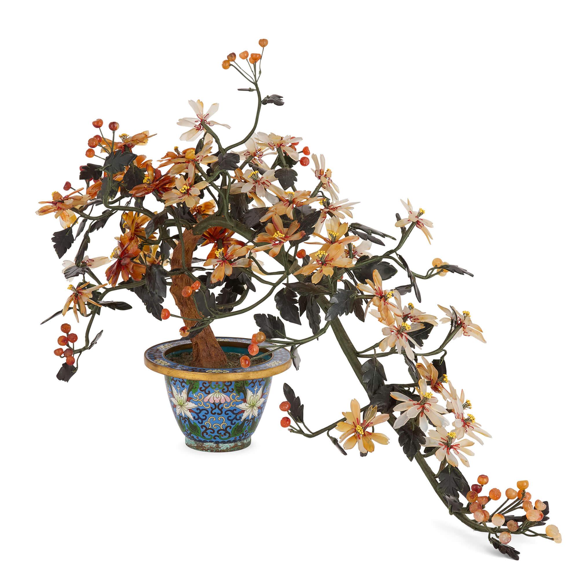 Modèle chinois de fleur en quartz rose, agate et néphrite dans un pot en émail cloisonné
Chinois, 20e siècle 
Hauteur 43cm, largeur 74cm, profondeur 27cm

Ce superbe modèle de fleur illustre le savoir-faire des artisans chinois du 20e siècle,