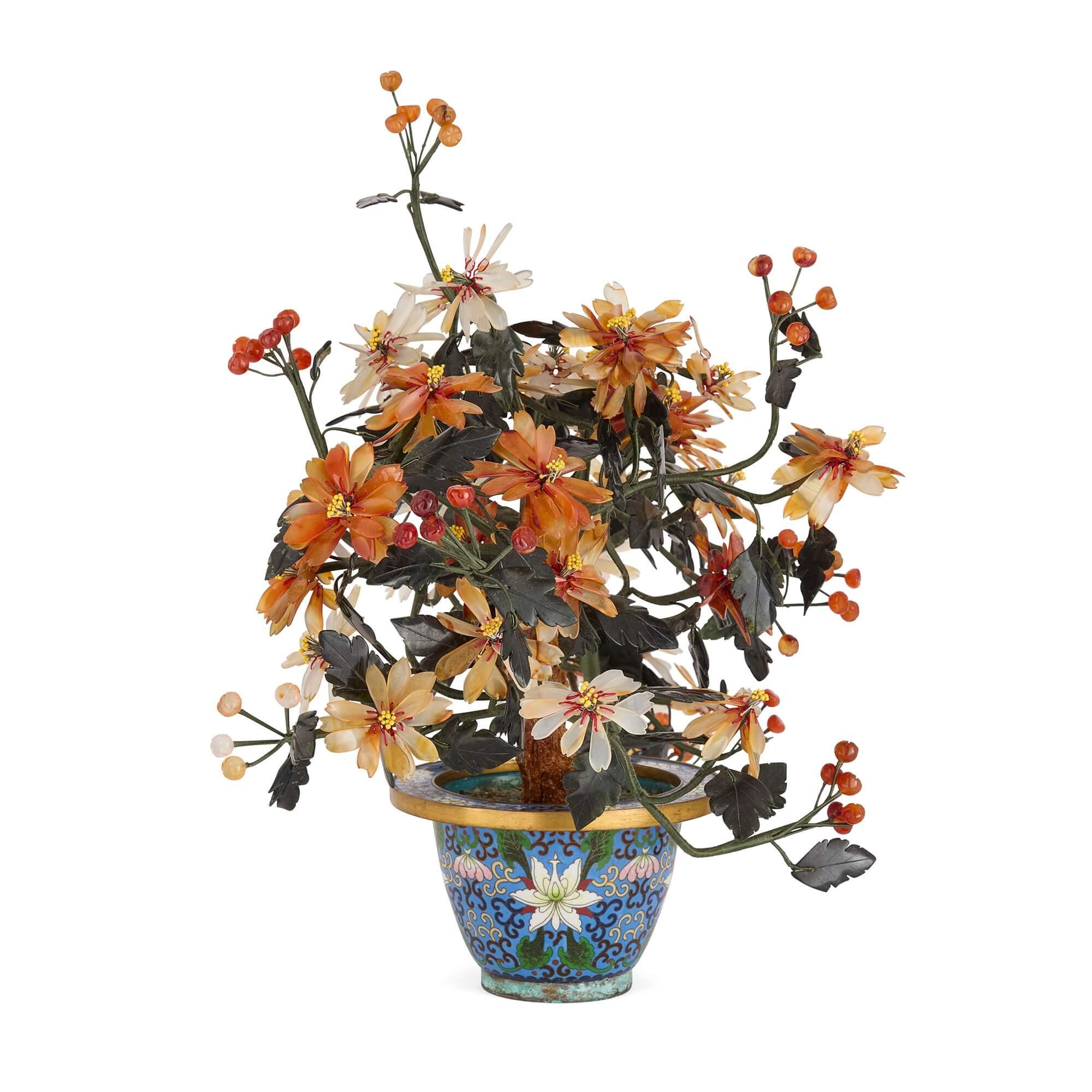 Chinois Modèle chinois de fleur en quartz rose, agate et néphrite dans un pot en émail cloisonné en vente
