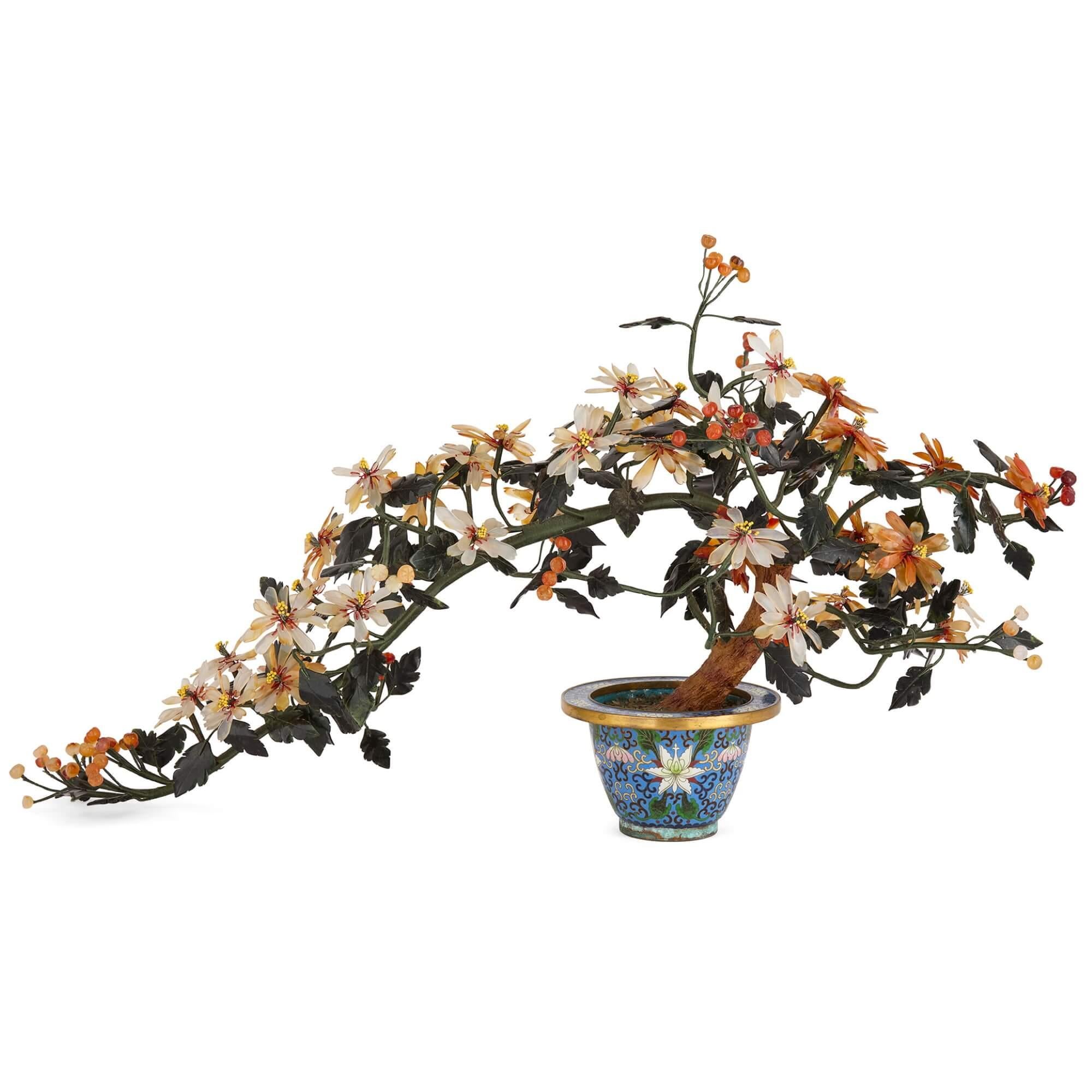 Cloisonné Modèle chinois de fleur en quartz rose, agate et néphrite dans un pot en émail cloisonné en vente