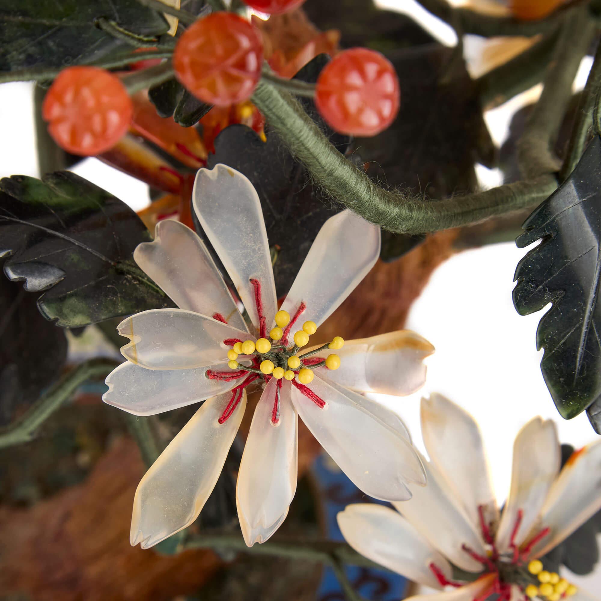 Modèle chinois de fleur en quartz rose, agate et néphrite dans un pot en émail cloisonné Bon état - En vente à London, GB