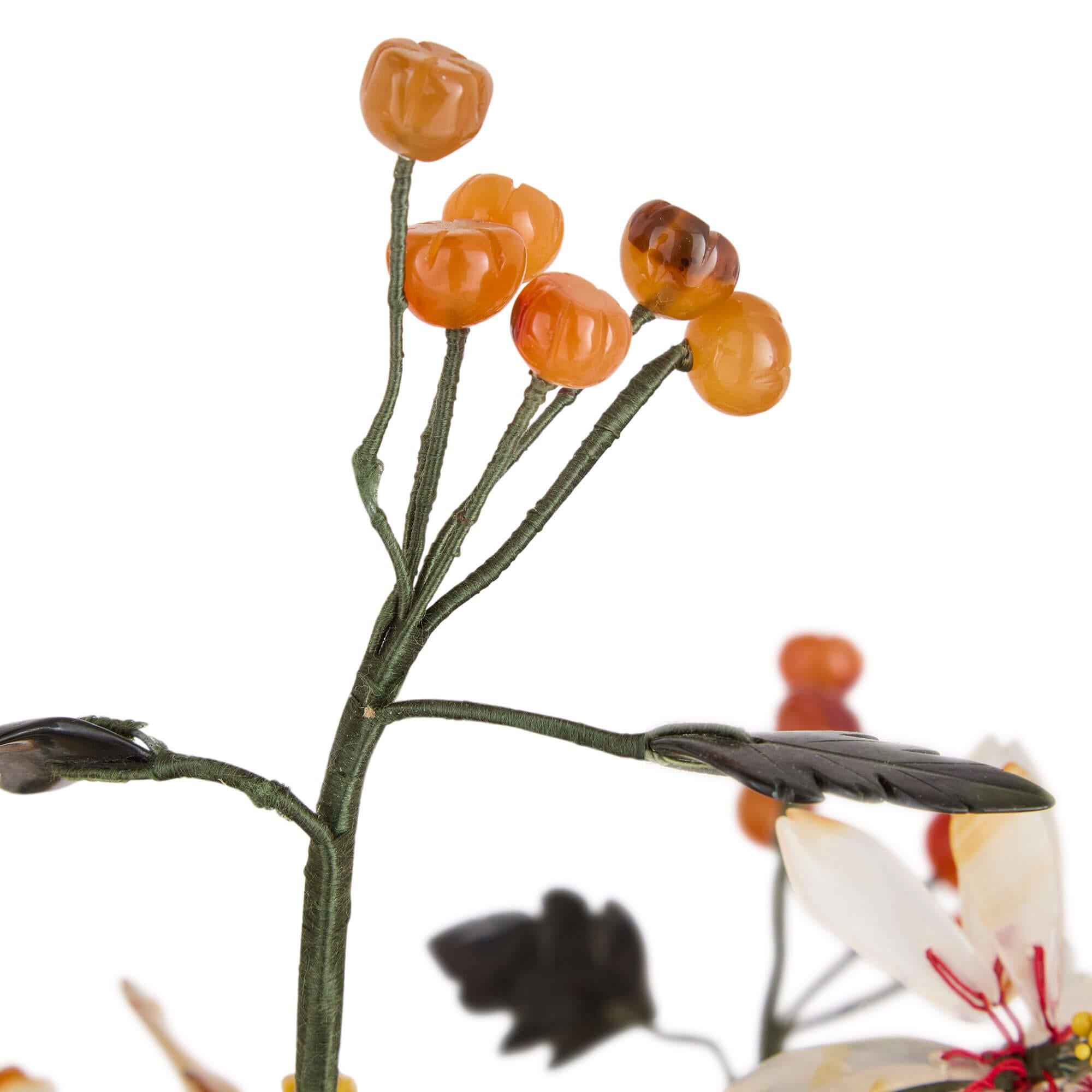 Métal Modèle chinois de fleur en quartz rose, agate et néphrite dans un pot en émail cloisonné en vente