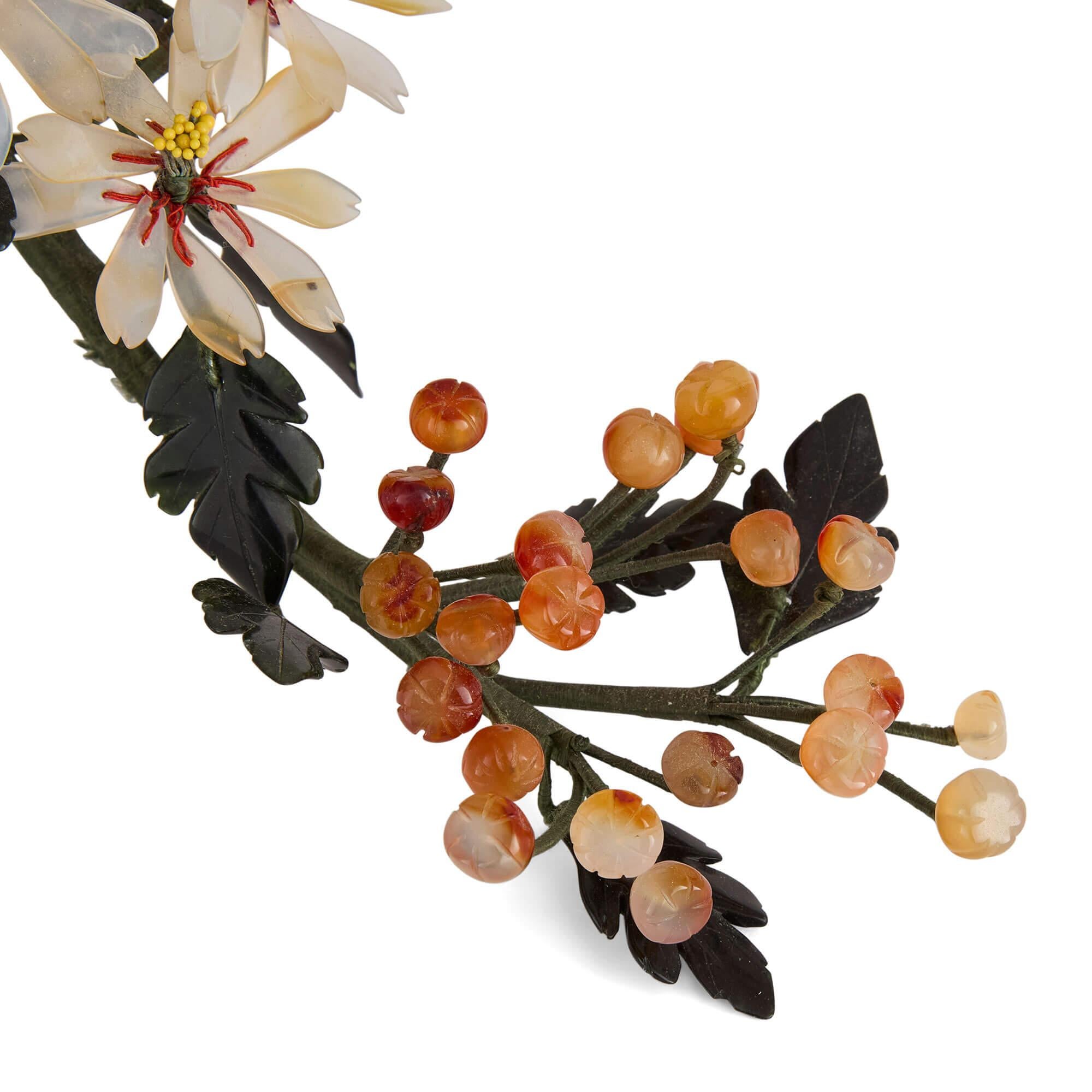 Modèle chinois de fleur en quartz rose, agate et néphrite dans un pot en émail cloisonné en vente 1