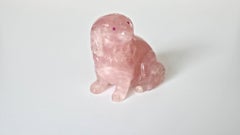 Scultura cinese di un cane in quarzo rosa con occhi di rubino, metà del XX secolo