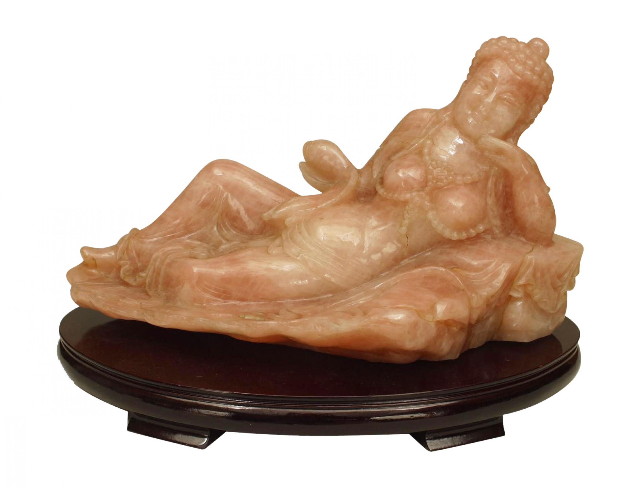 Dama reclinata asiatica cinese intagliata al quarzo rosa su una base ovale in legno (XX sec.)