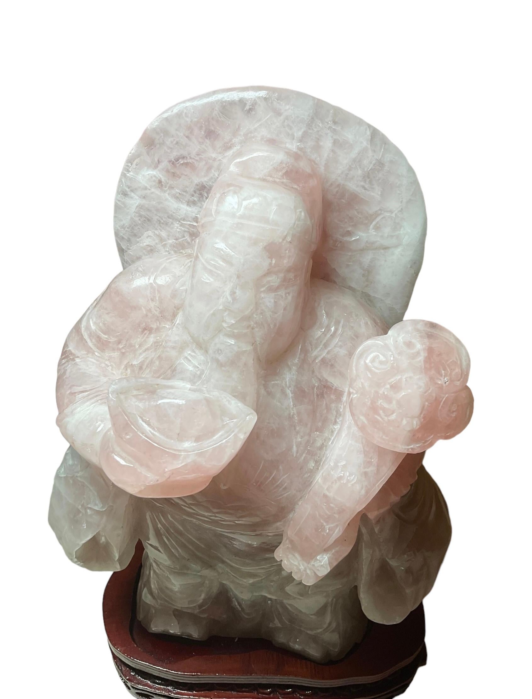 Sculpture chinoise en quartz rose d'un homme chinois tenant un sceptre Ruyi  en vente 3