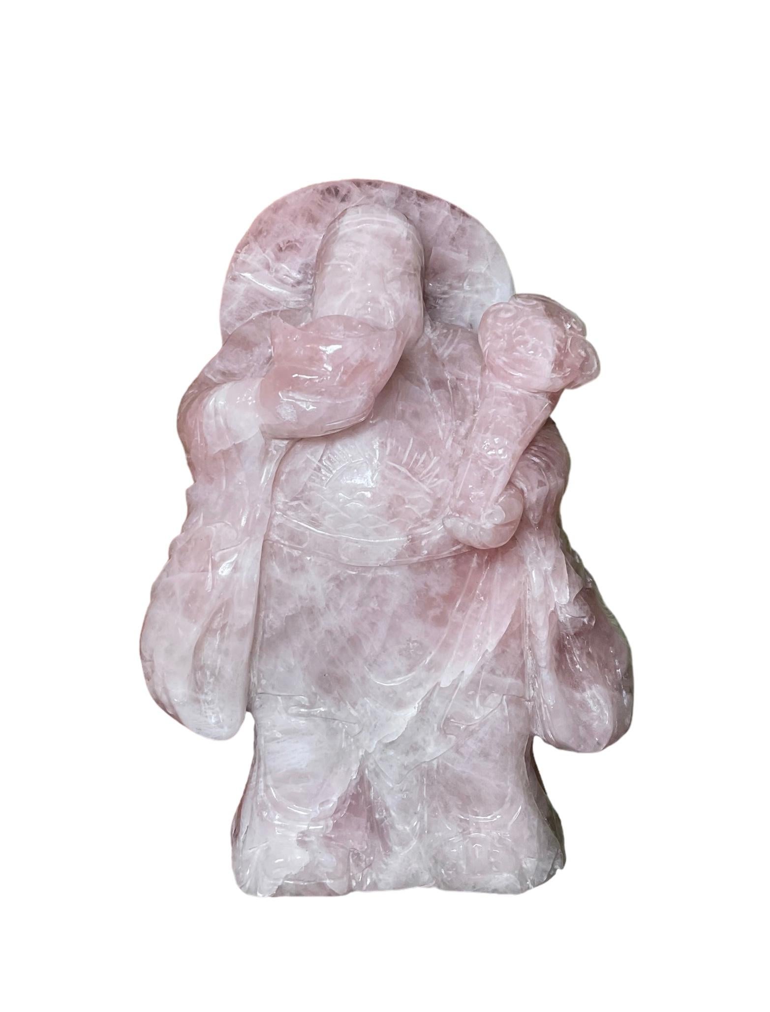 Sculpture chinoise en quartz rose d'un homme chinois tenant un sceptre Ruyi  en vente 5