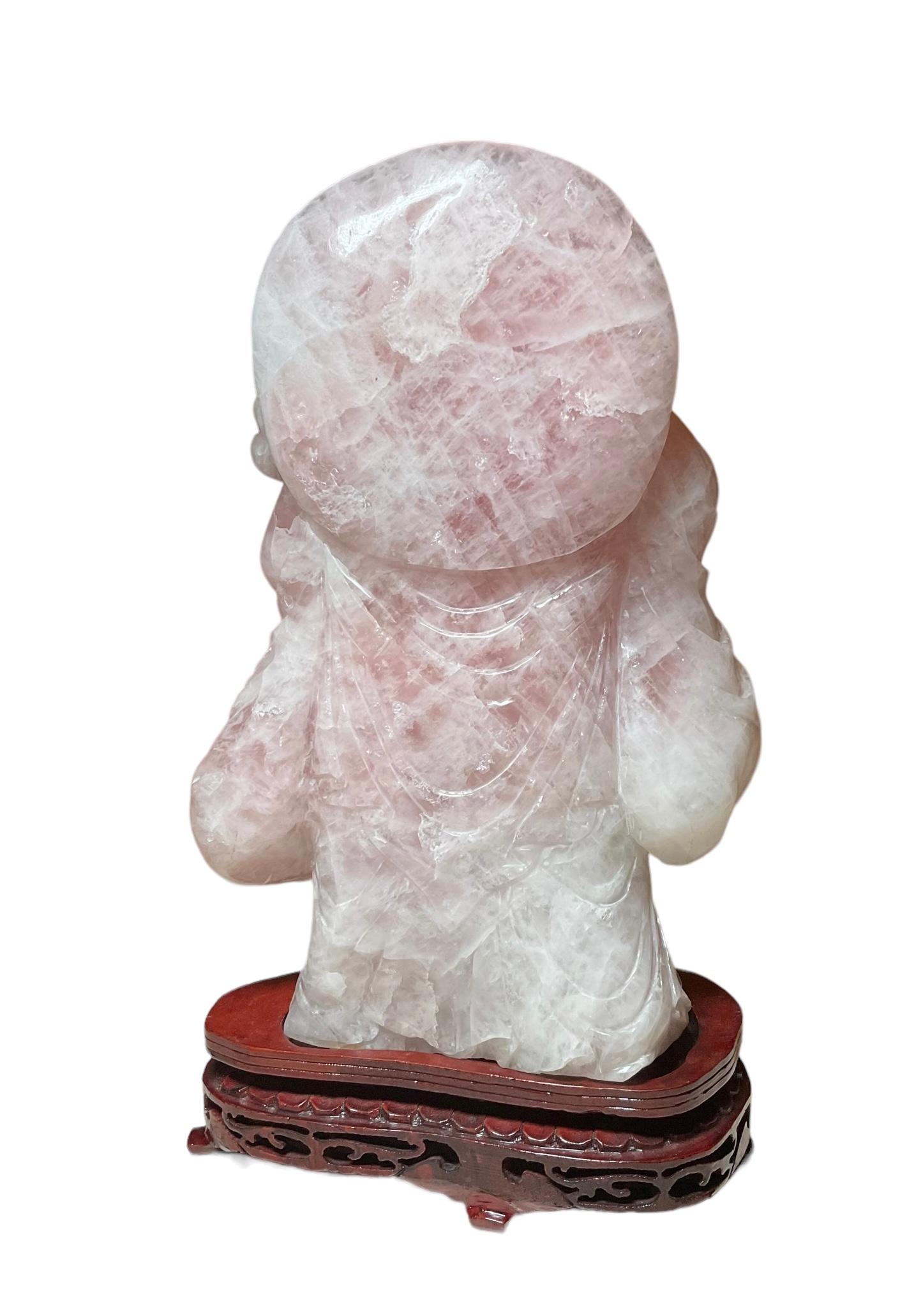 Exportation chinoise Sculpture chinoise en quartz rose d'un homme chinois tenant un sceptre Ruyi  en vente