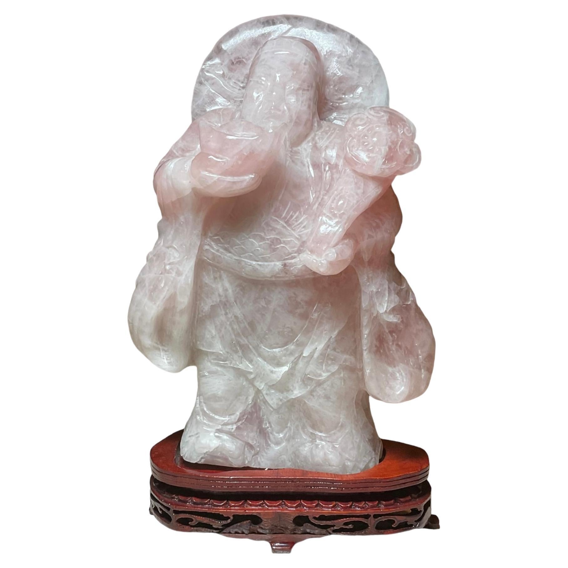 Sculpture chinoise en quartz rose d'un homme chinois tenant un sceptre Ruyi 