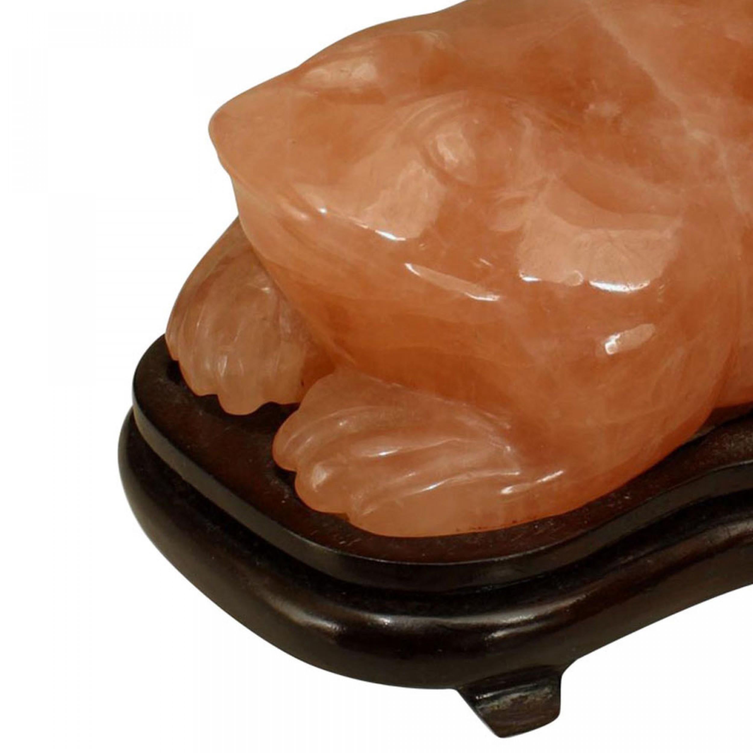 Figura asiatica cinese in quarzo rosa di un rospo in piedi su una base in teak (20° sec.)