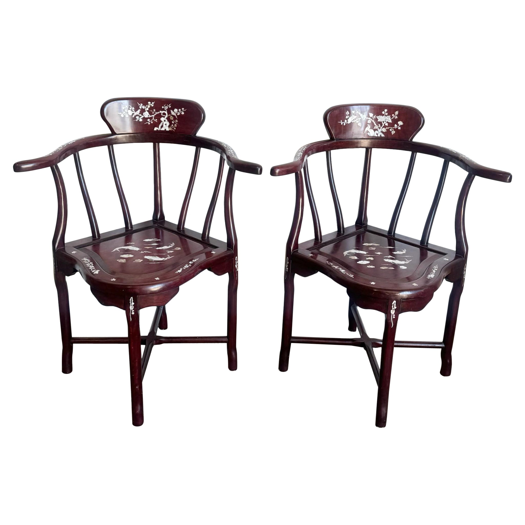 Paire de chaises d'angle chinoises en Wood Wood et incrustation de nacre