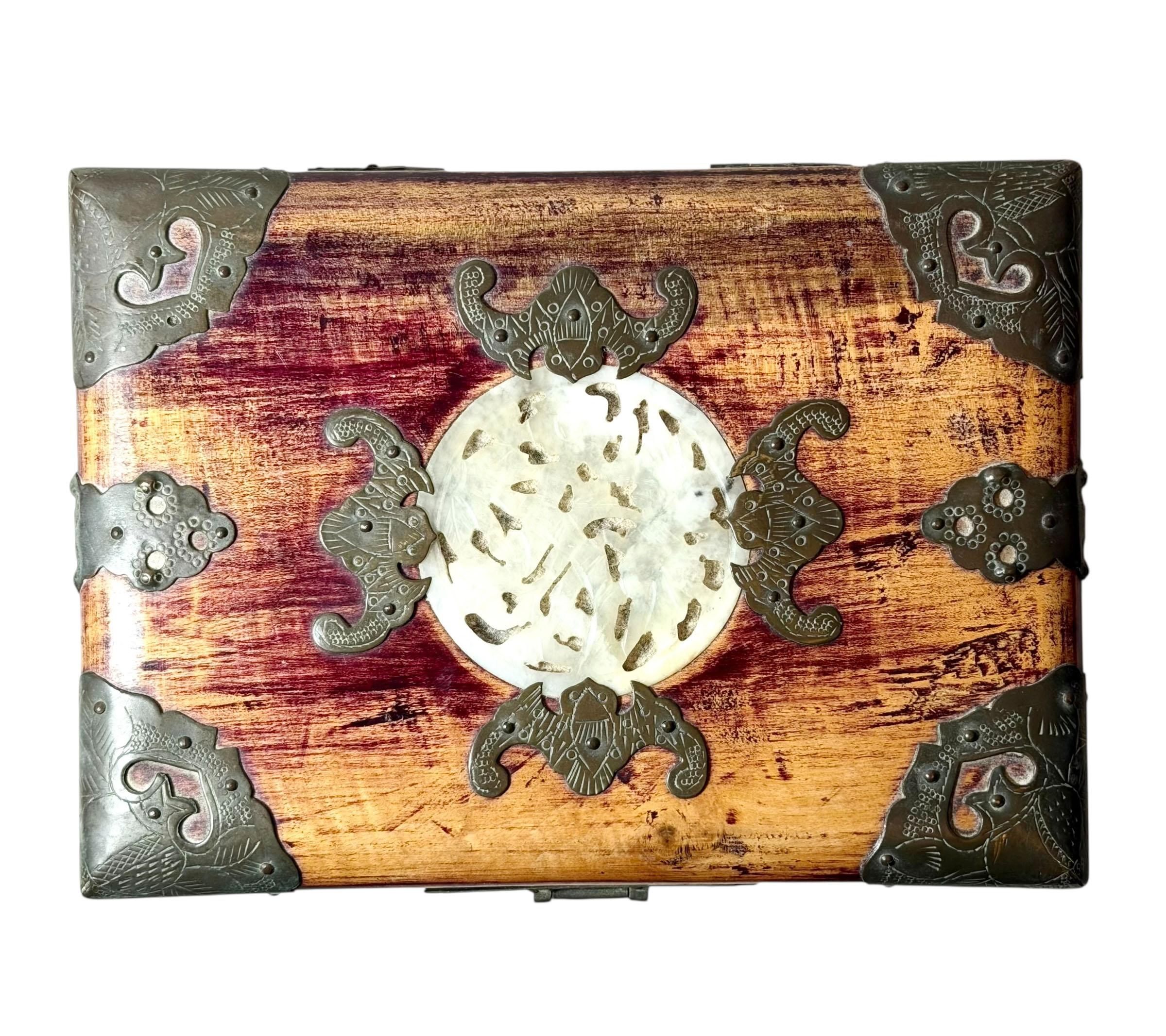 Chinesische Palisanderholzkiste mit Jade und Messing im Zustand „Gut“ im Angebot in Tampa, FL