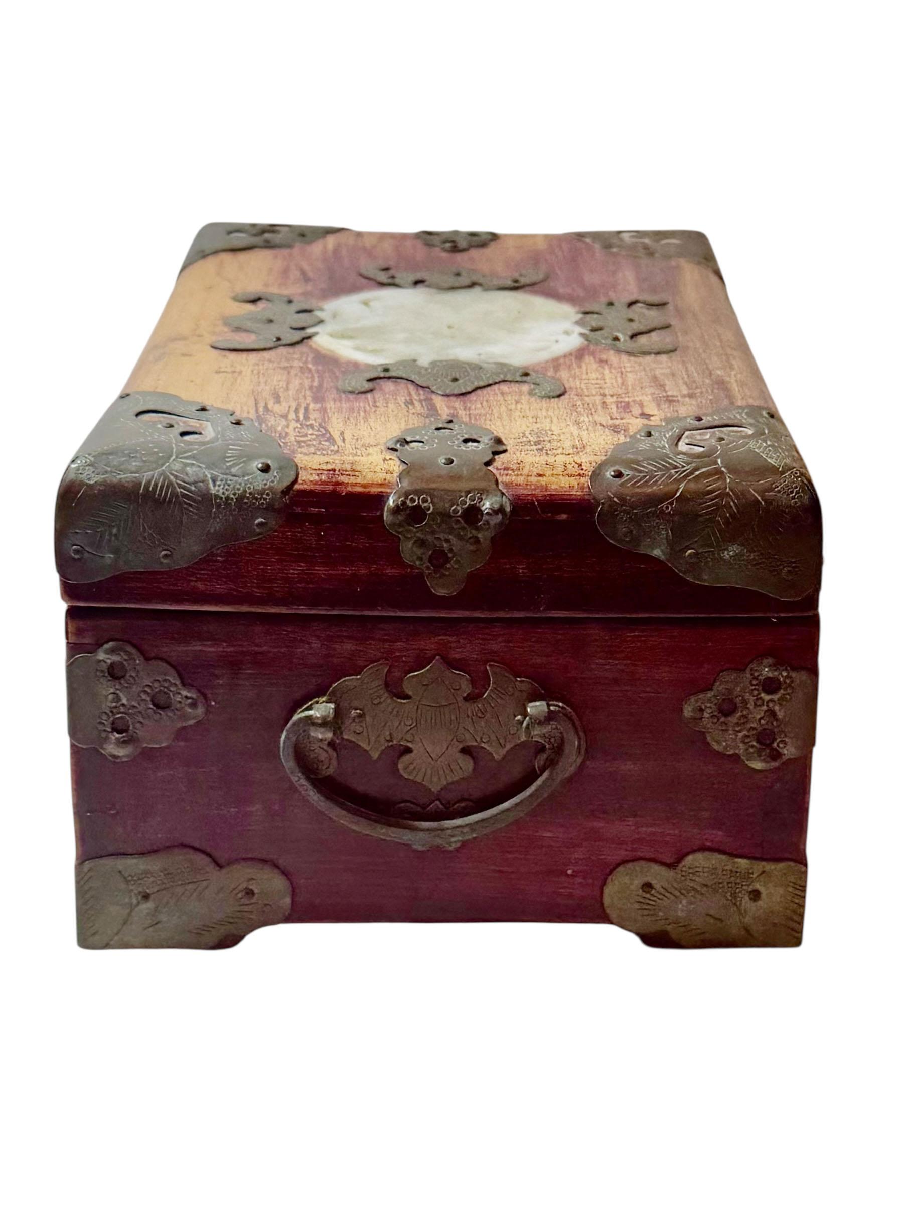 Chinesische Palisanderholzkiste mit Jade und Messing (Frühes 20. Jahrhundert) im Angebot