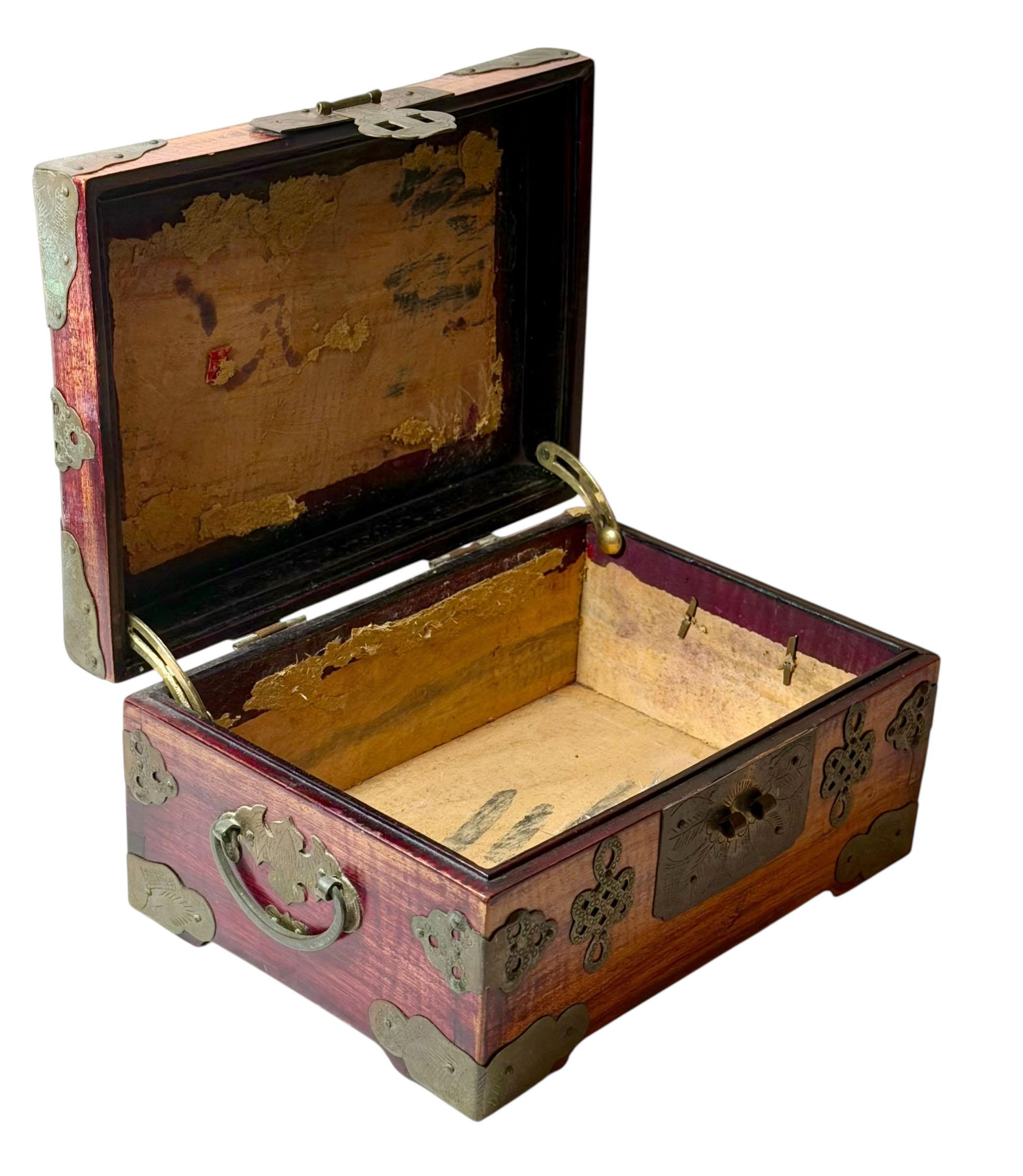 Chinesische Palisanderholzkiste mit Jade und Messing im Angebot 1