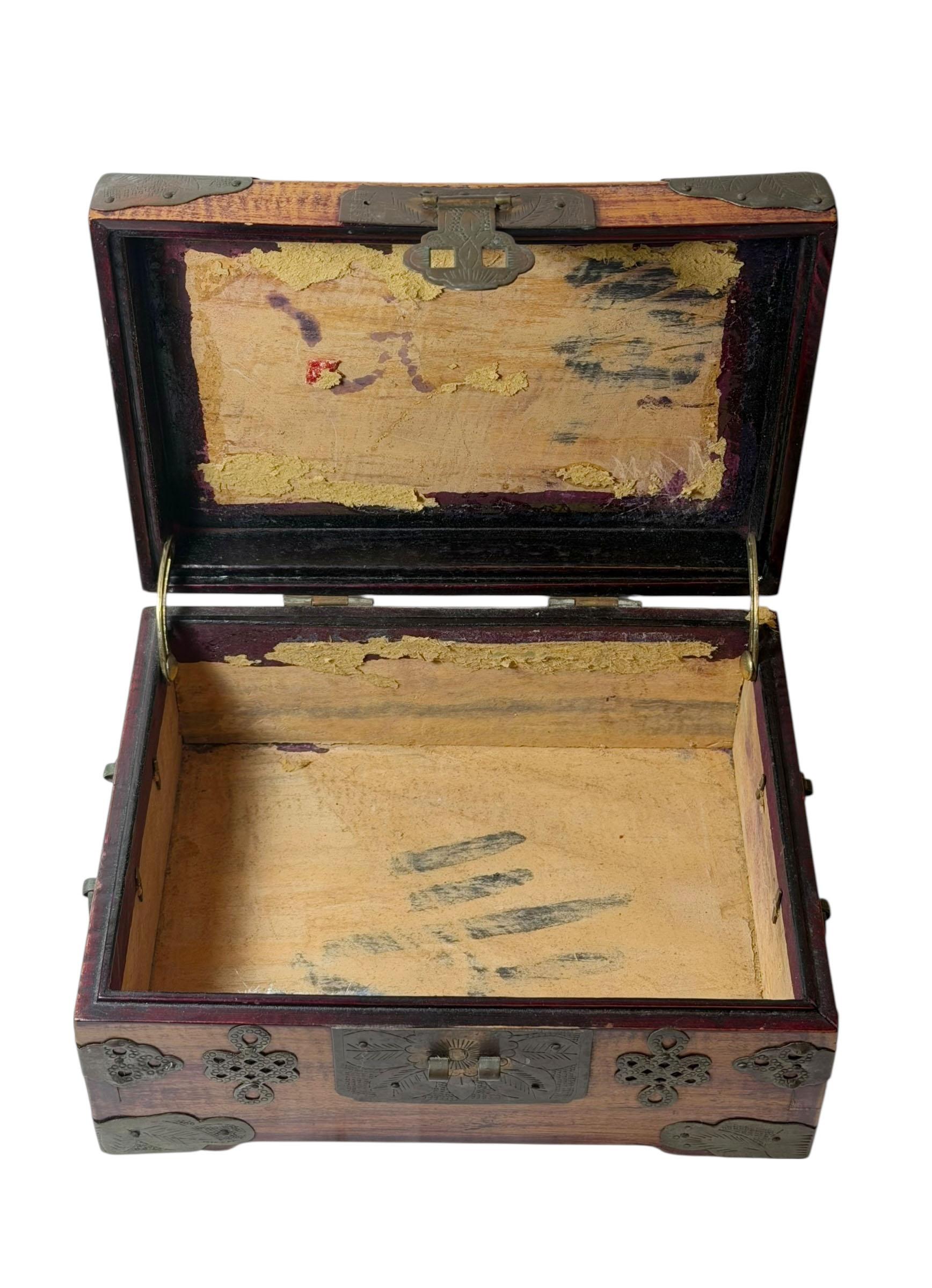 Chinesische Palisanderholzkiste mit Jade und Messing im Angebot 2