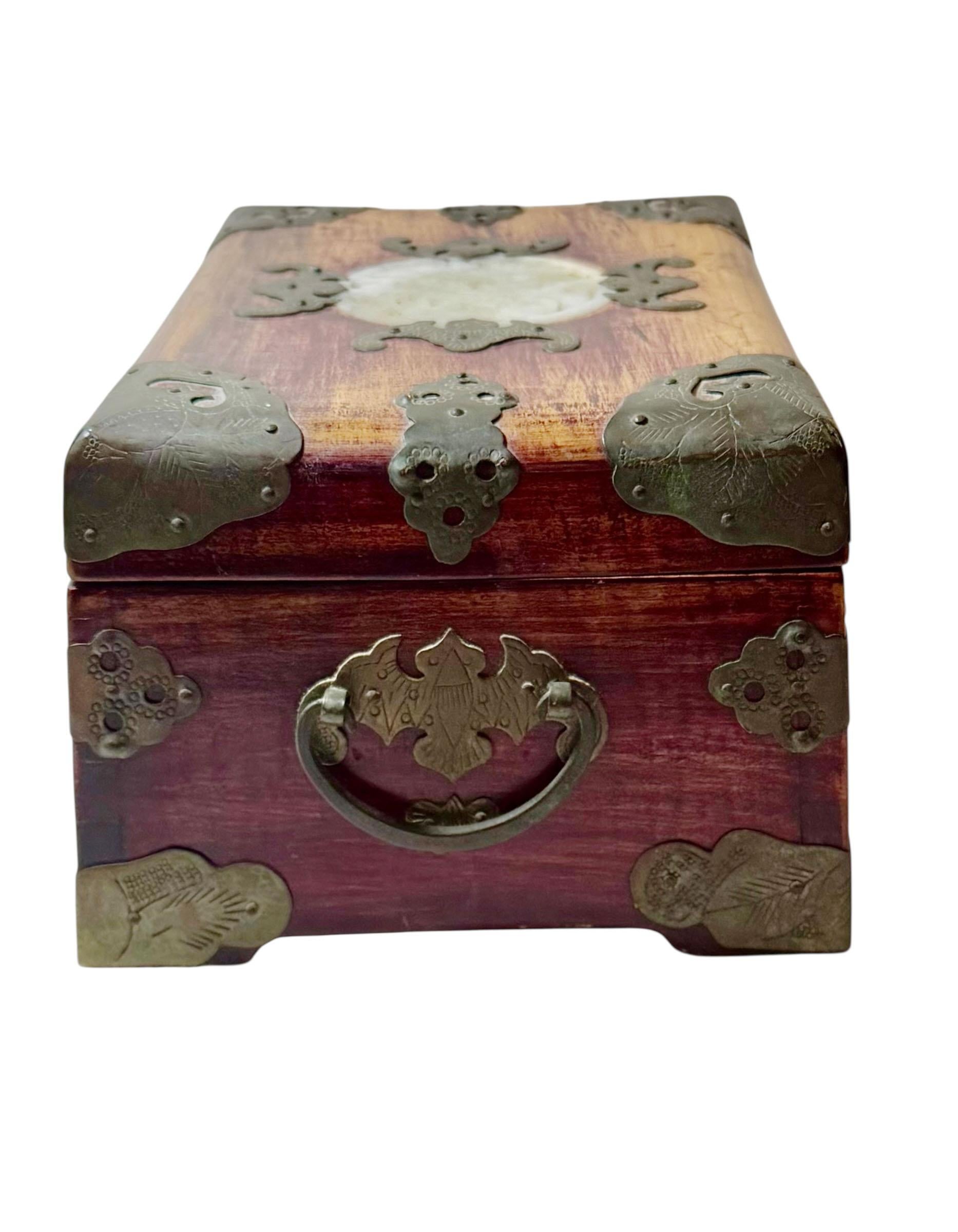 Chinesische Palisanderholzkiste mit Jade und Messing im Angebot 3