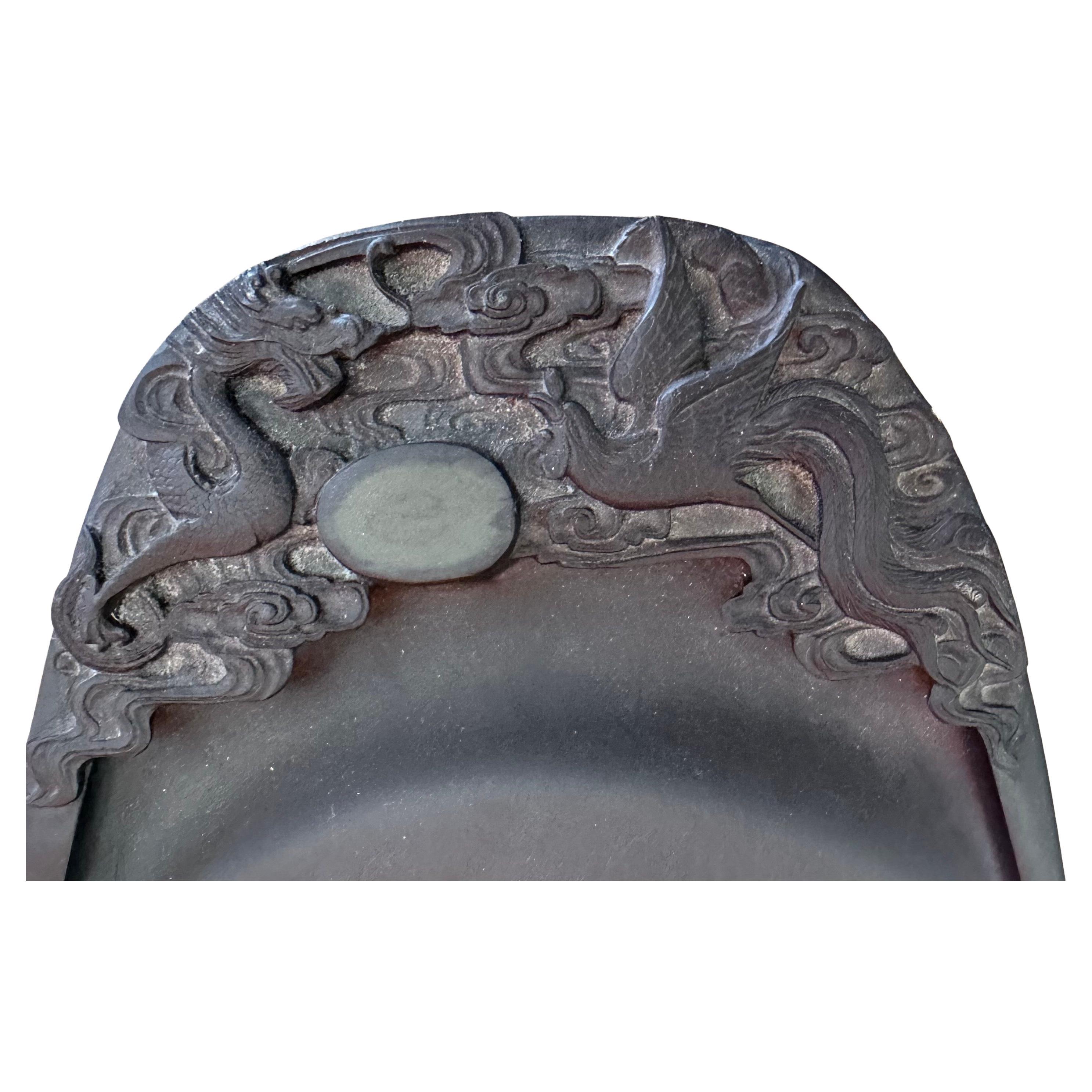 Calligraphie chinoise Duan en pierre de bois de rose avec pinceau et motif de dragon Bon état - En vente à San Diego, CA