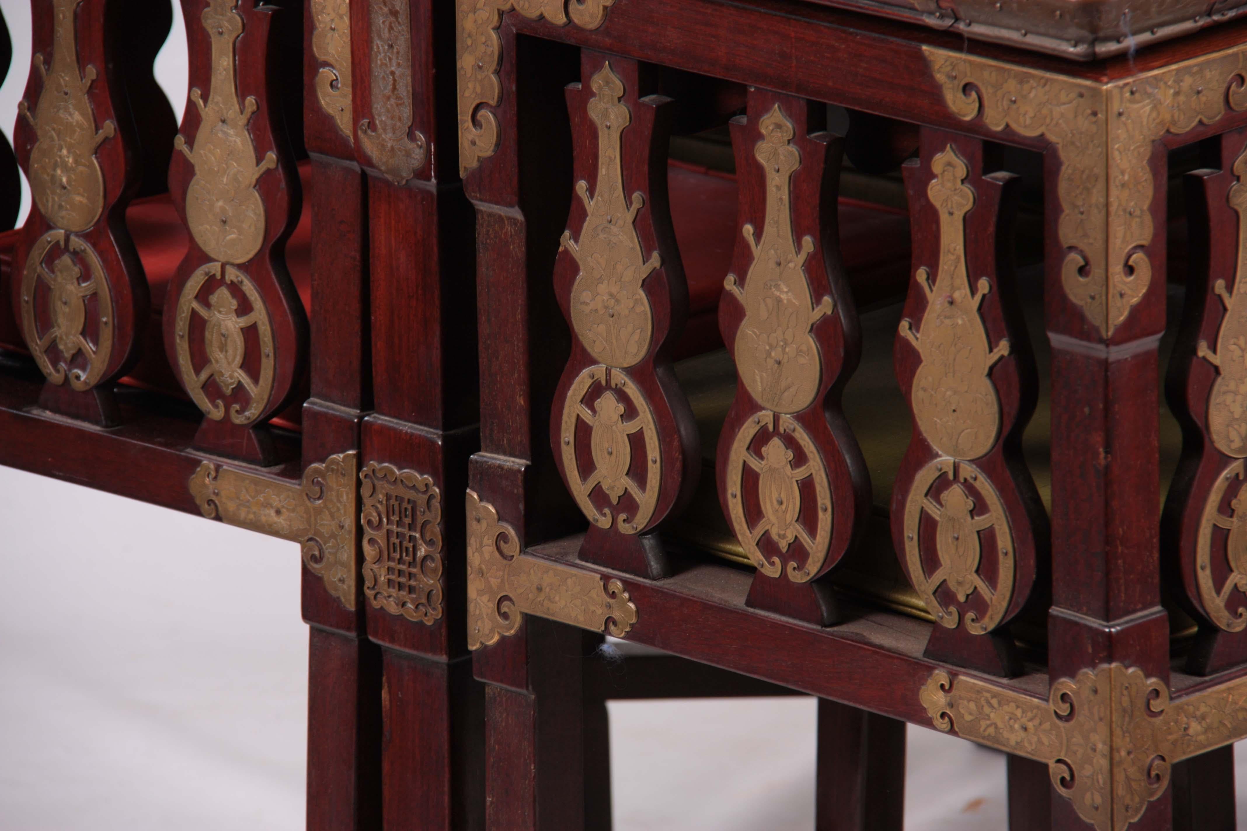 Esstisch aus japanischem Palisanderholz und 4 Stühlen mit geätzten dekorativen Messingtafeln. (Handgefertigt) im Angebot
