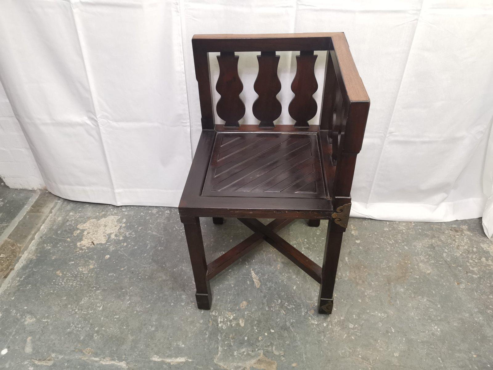 Esstisch aus japanischem Palisanderholz und 4 Stühlen mit geätzten dekorativen Messingtafeln. im Angebot 7