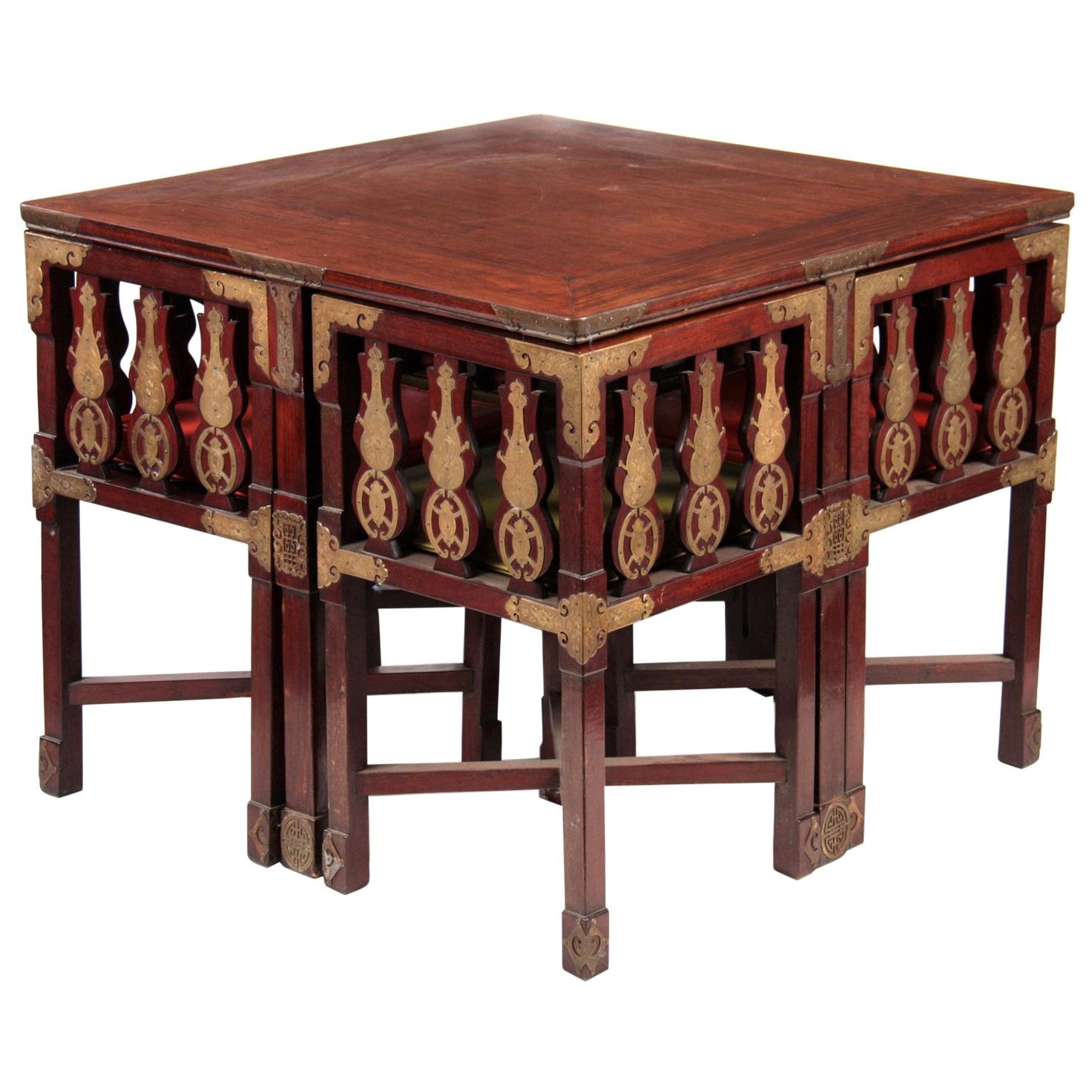 Table de salle à manger en bois de rose japonais et 4 chaises avec plaques décoratives en laiton gravé.