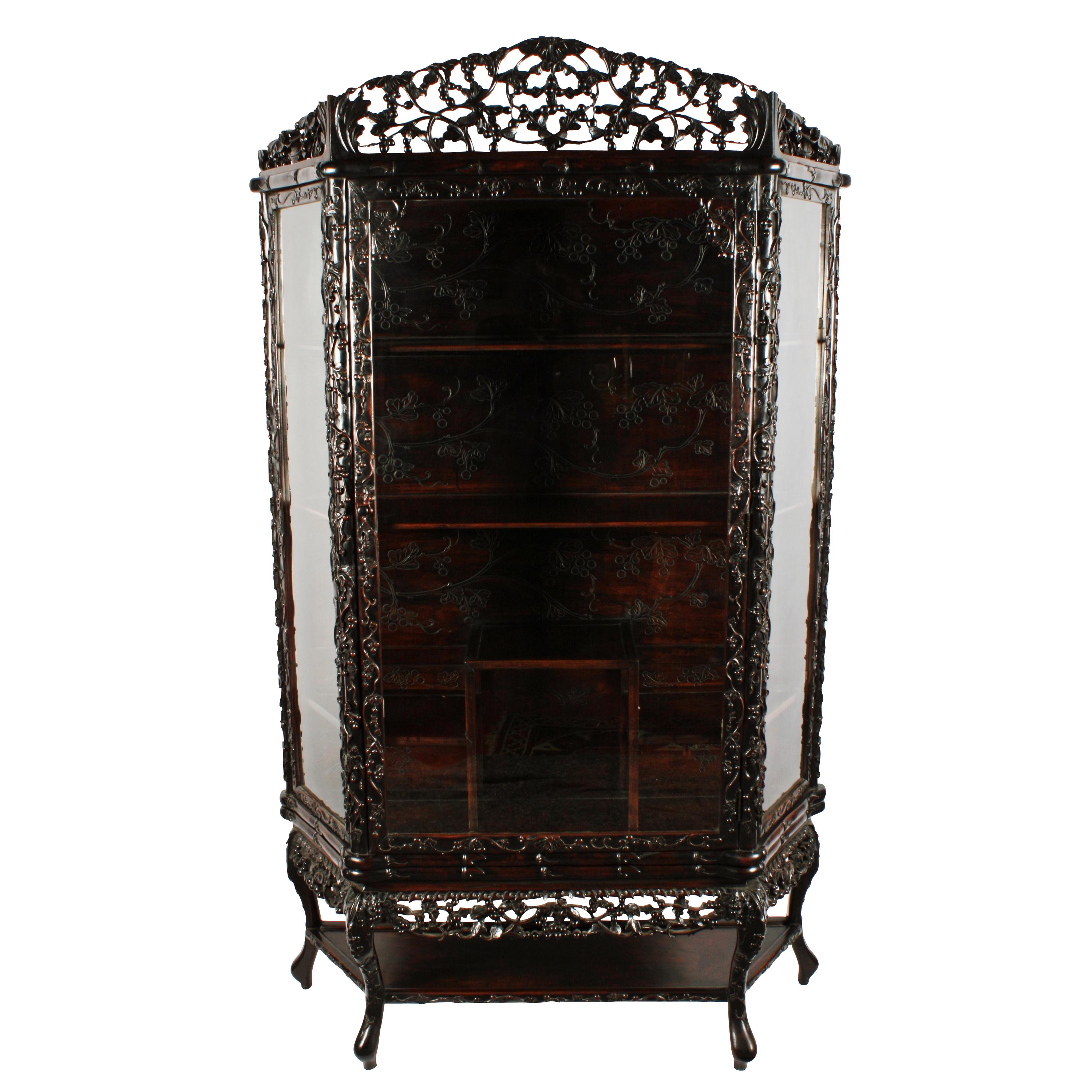 20th Century Chinese Carved Rosewood Display Cabinet/Vitrine In Good Condition For Sale In Newcastle Upon Tyne, GB