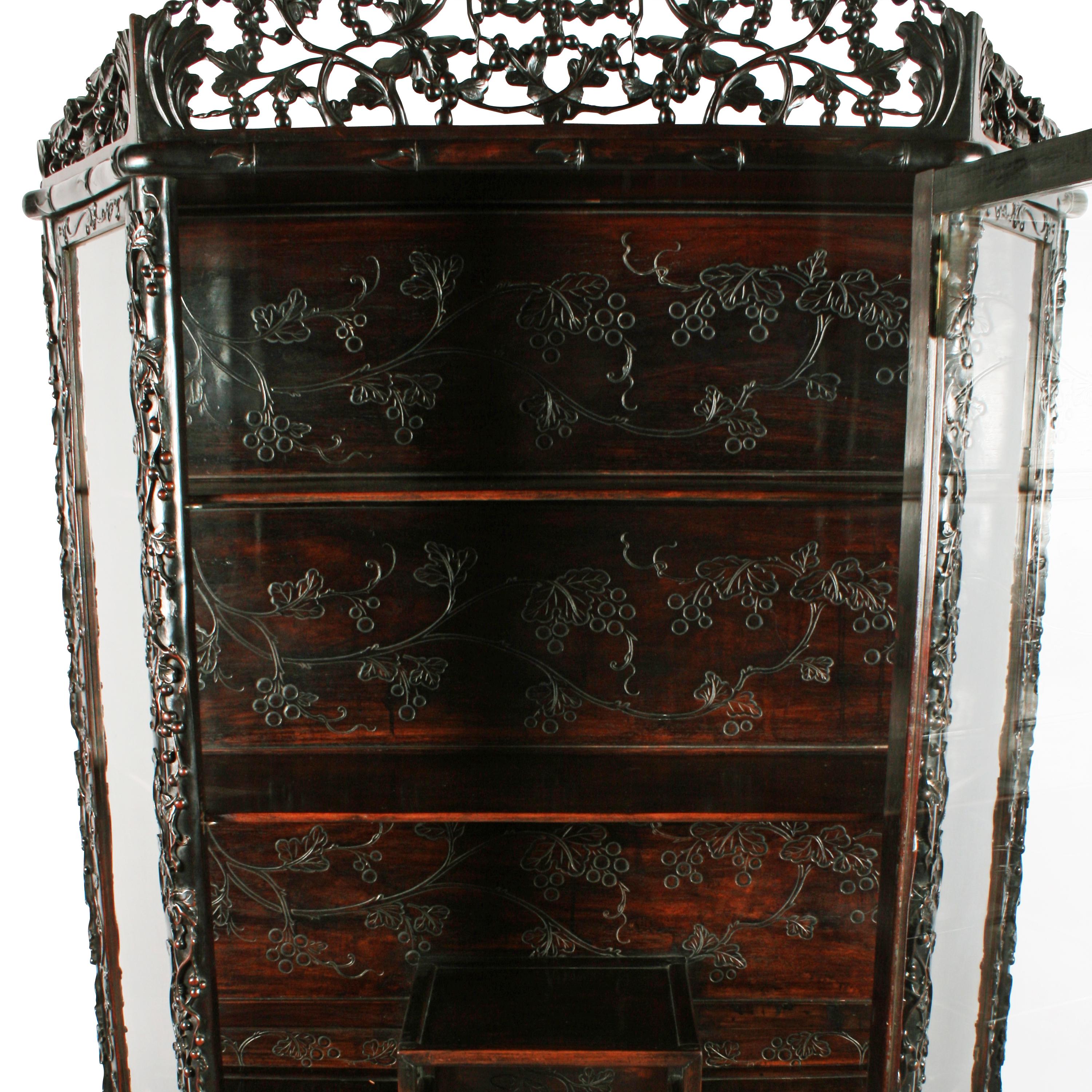20th Century Chinese Carved Rosewood Display Cabinet/Vitrine For Sale 1