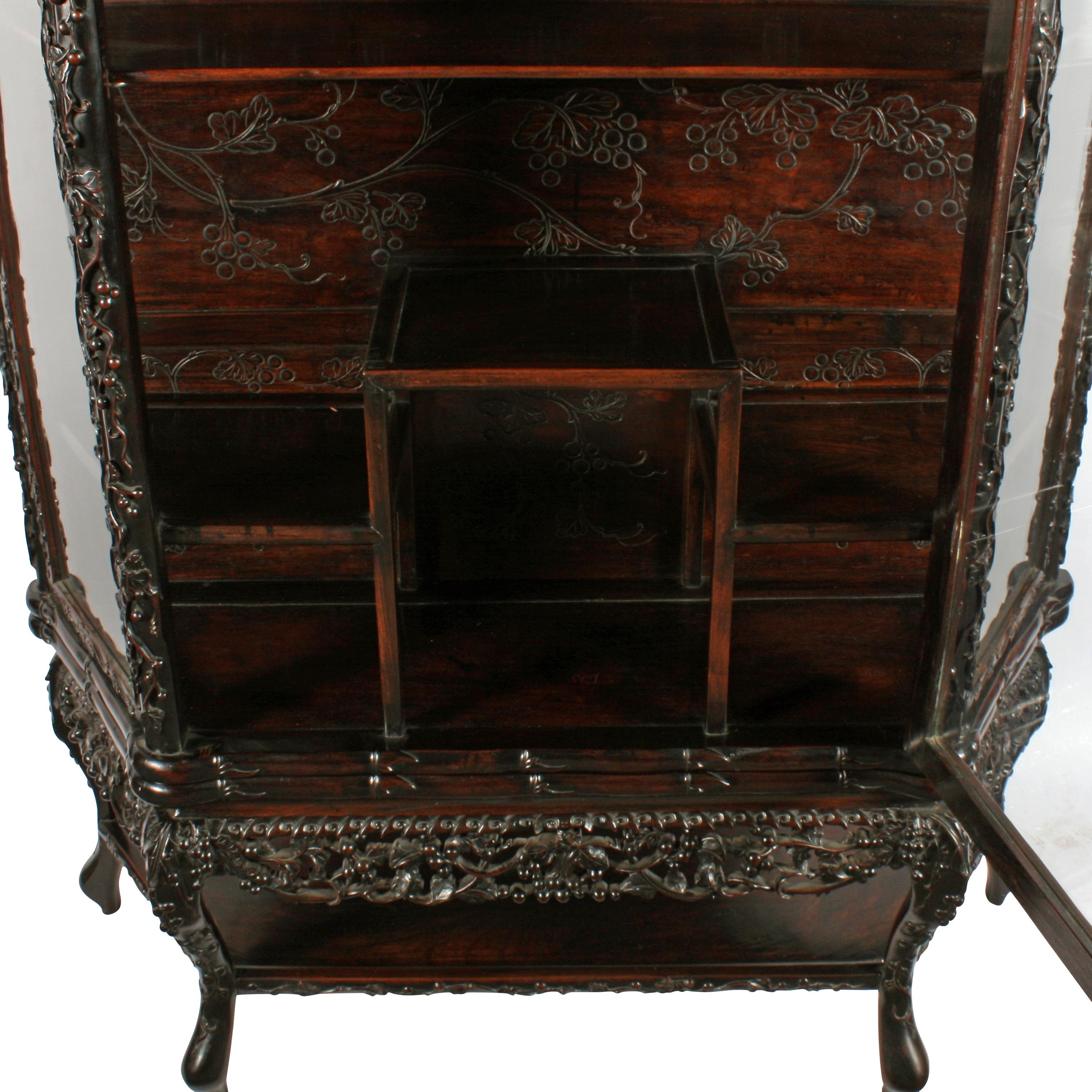20th Century Chinese Carved Rosewood Display Cabinet/Vitrine For Sale 2