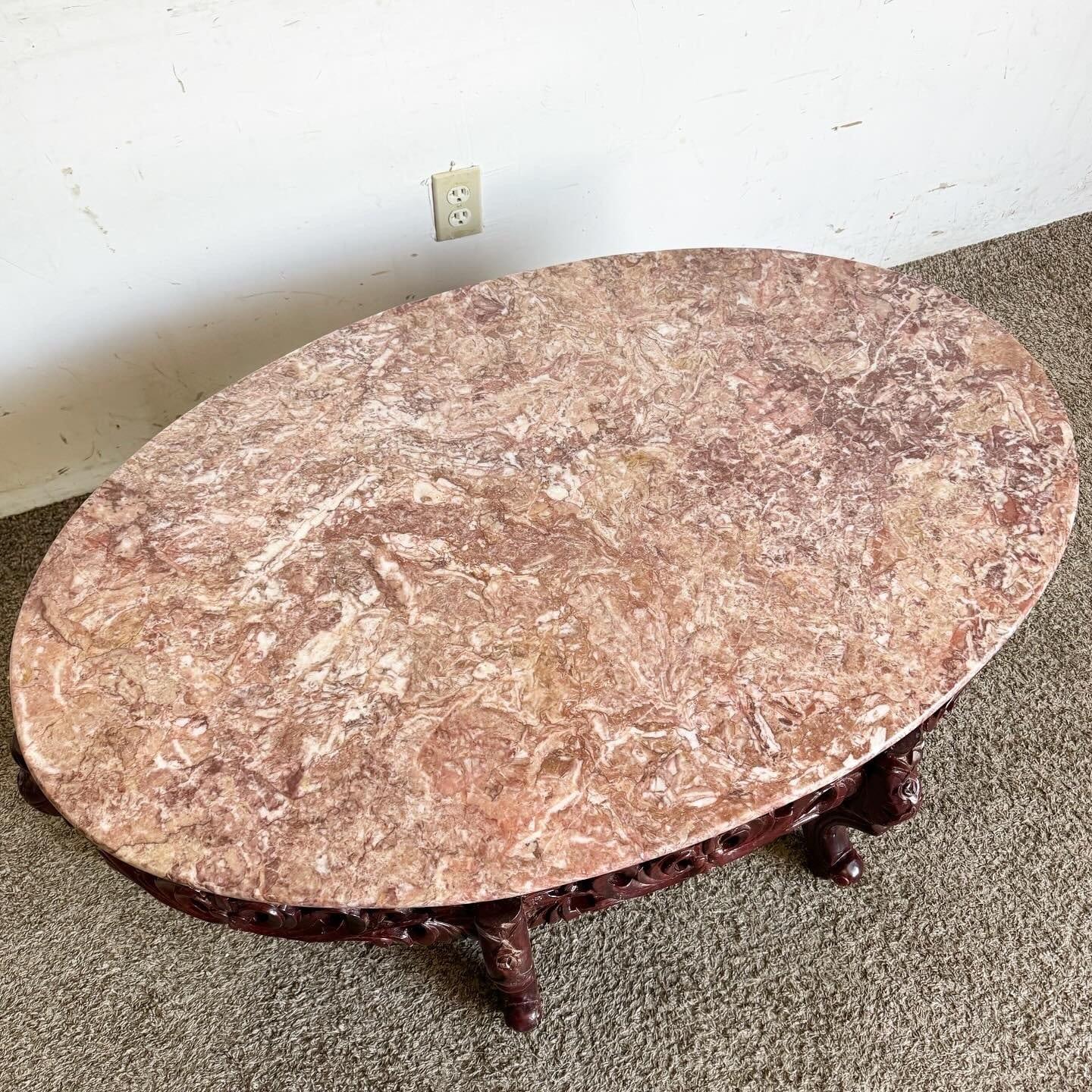 La table basse chinoise en marbre de bois de rose rehausse votre espace de vie. Dotée d'une base en bois de rose sculptée à la main avec d'élégants pieds en cabriole, et surmontée d'une luxueuse plaque de marbre rose, cette table allie