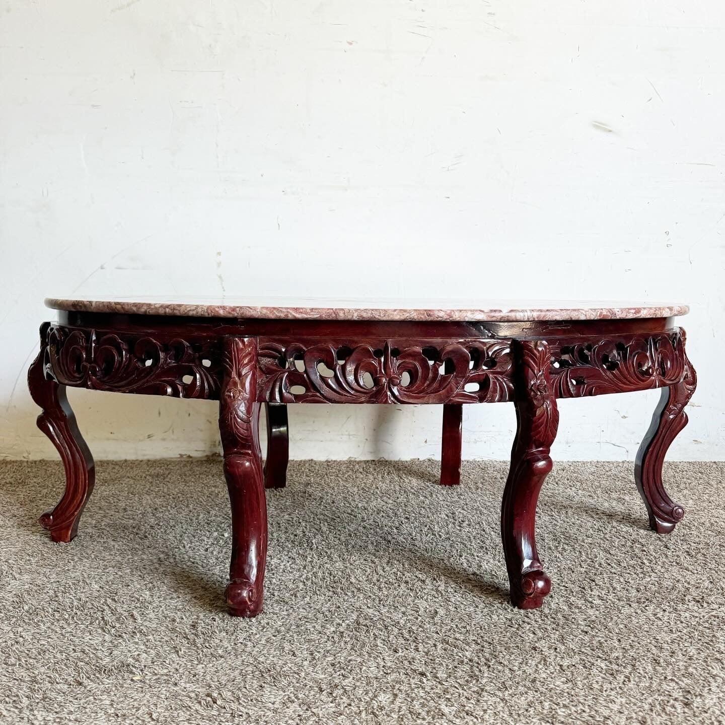 Table à café ovale en bois de rose chinois sculpté à la main et à plateau de marbre rose en vente 1
