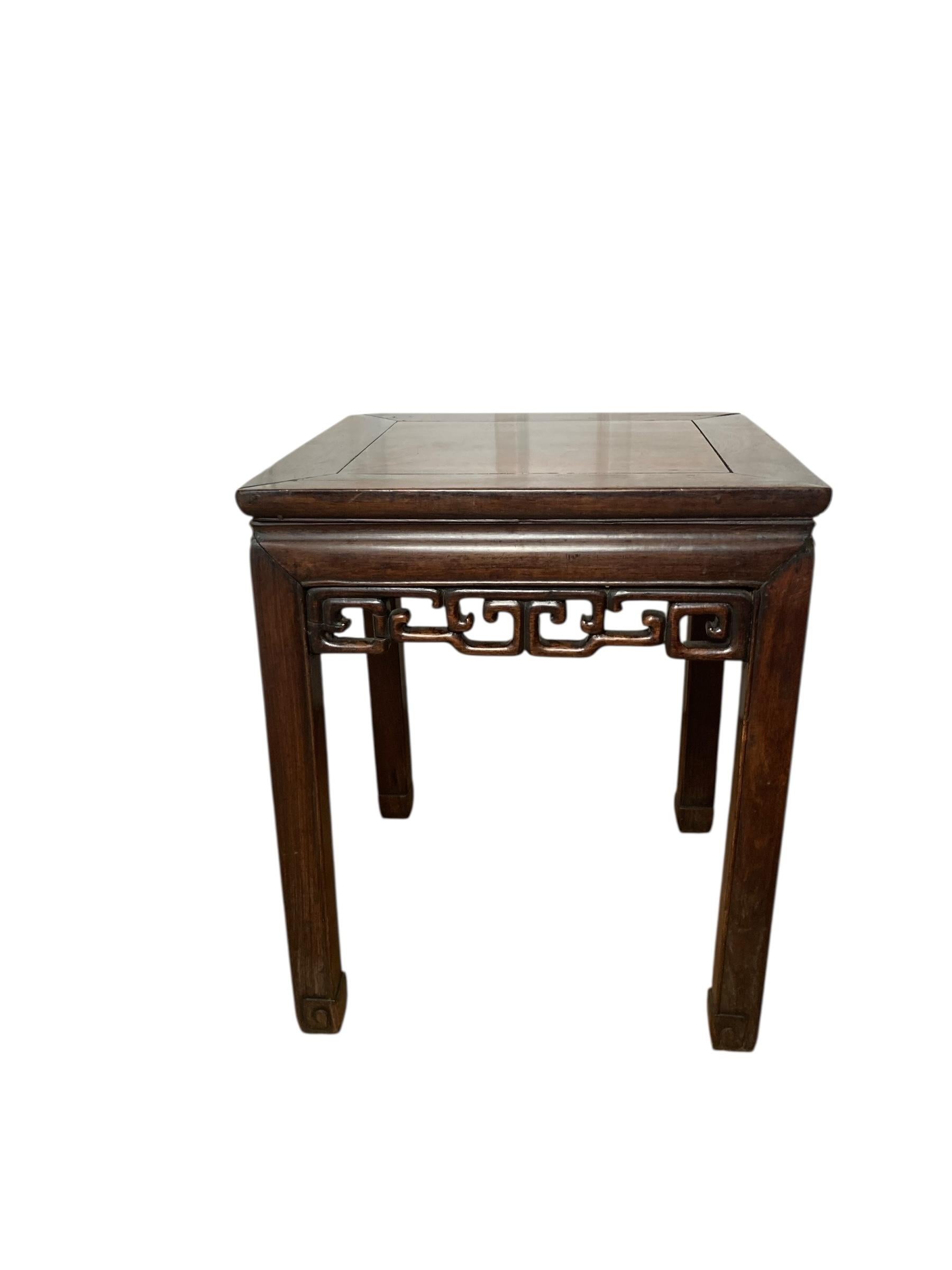 Mesa baja china de palisandro de gran calidad c.1890-1900 con friso decorativo de hojas foliadas talladas a mano y patas cuadradas. Con una tapa de madera bellamente elaborada y adornada con intrincados diseños tallados. Esta elegante pieza no sólo