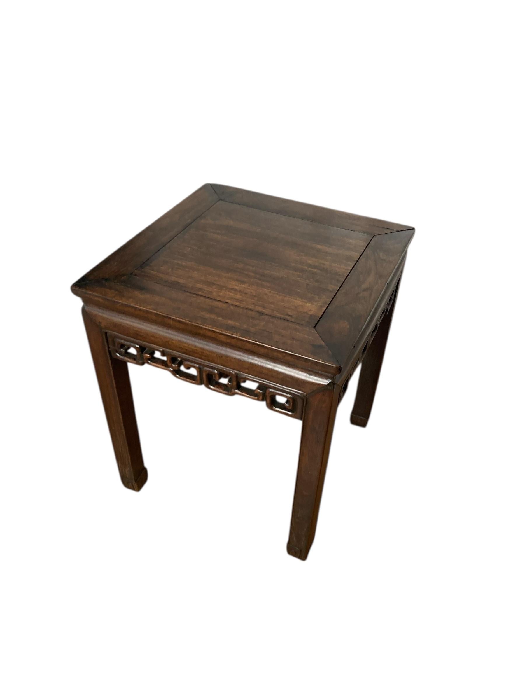 Mesa baja china de palisandro c.1890-1900 en Bueno estado para la venta en Bishop's Stortford, GB