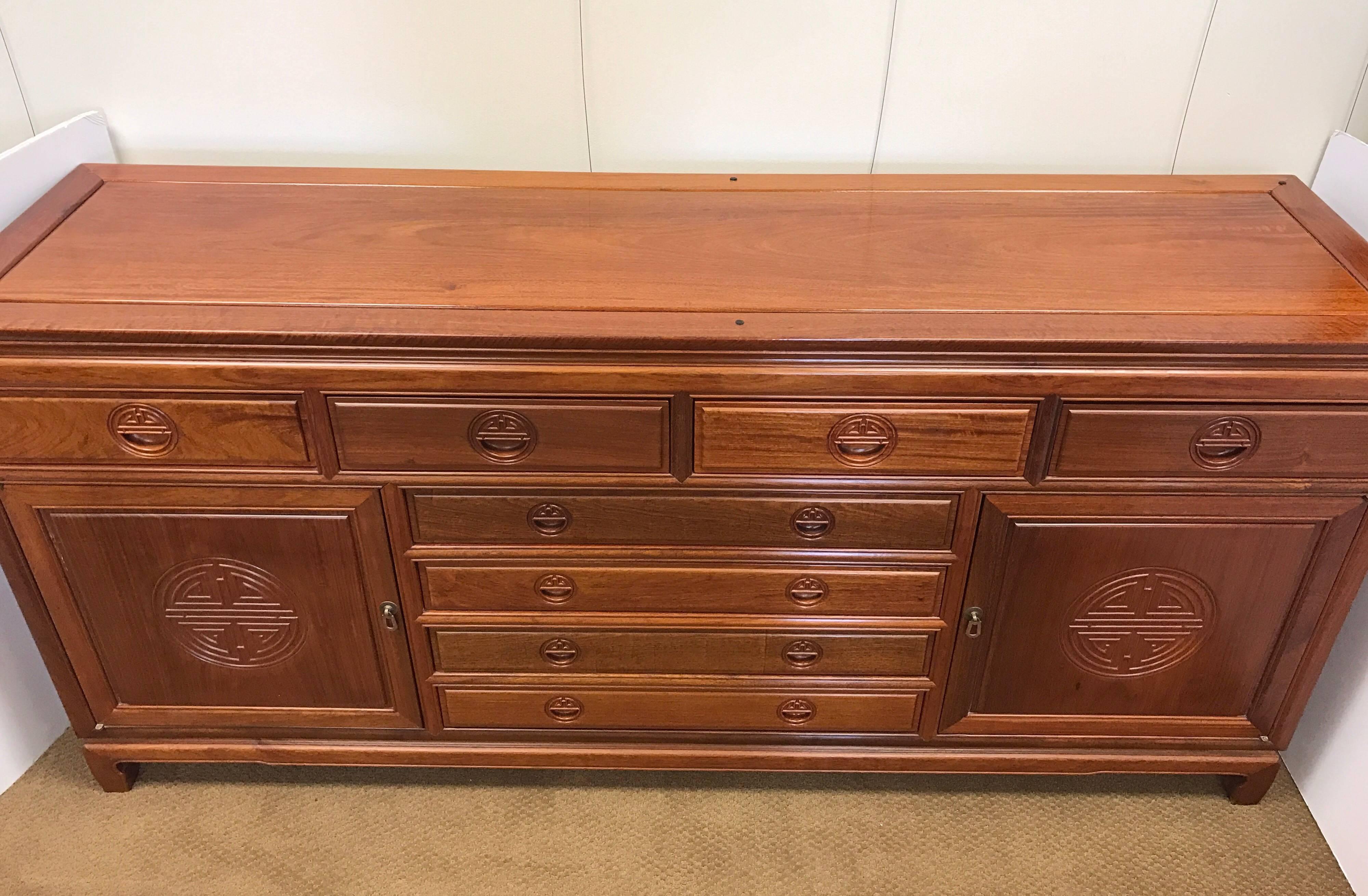 Mid-Century Modern 1970s stunning rosewood buffet. The buffet has great storage and multiple drawers and compartments.
 