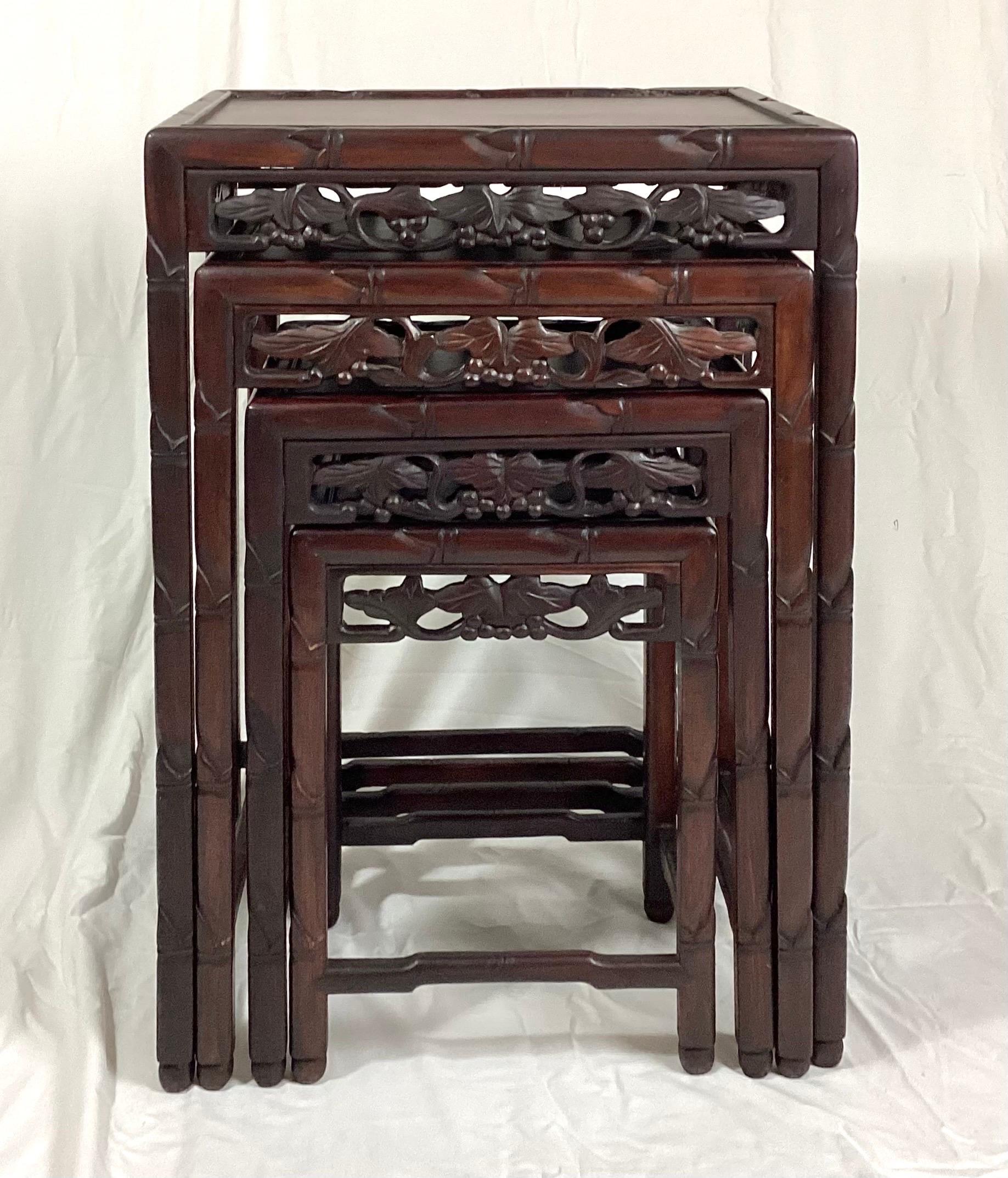 Chinesisches Set aus 4 verschachtelten Tischen aus Rosenholz mit geschnitzter Friesdekoration im Zustand „Hervorragend“ im Angebot in Lambertville, NJ
