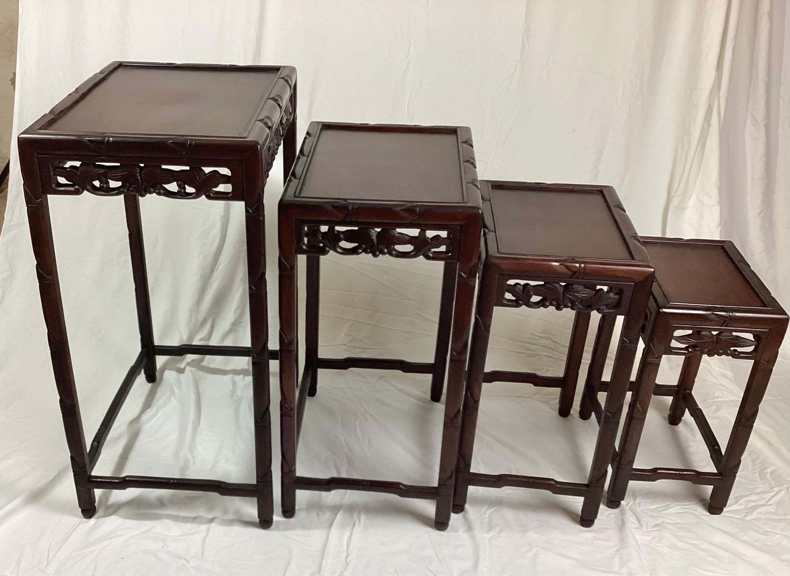 Chinesisches Set aus 4 verschachtelten Tischen aus Rosenholz mit geschnitzter Friesdekoration (20. Jahrhundert) im Angebot