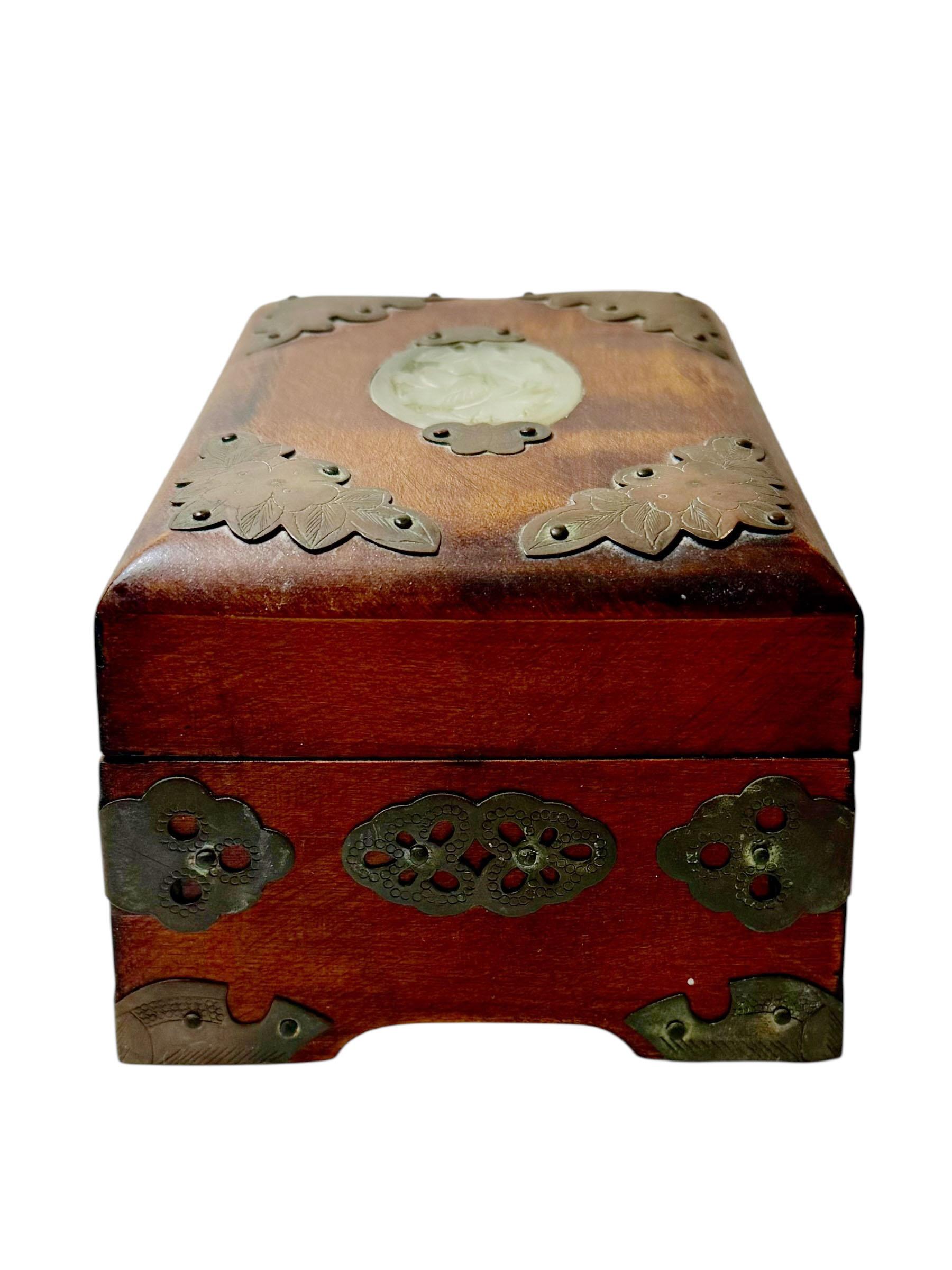 Chinesische Palisander-Tresorkiste mit Jade und Messing, CIRCA 1920er Jahre im Zustand „Gut“ im Angebot in Tampa, FL