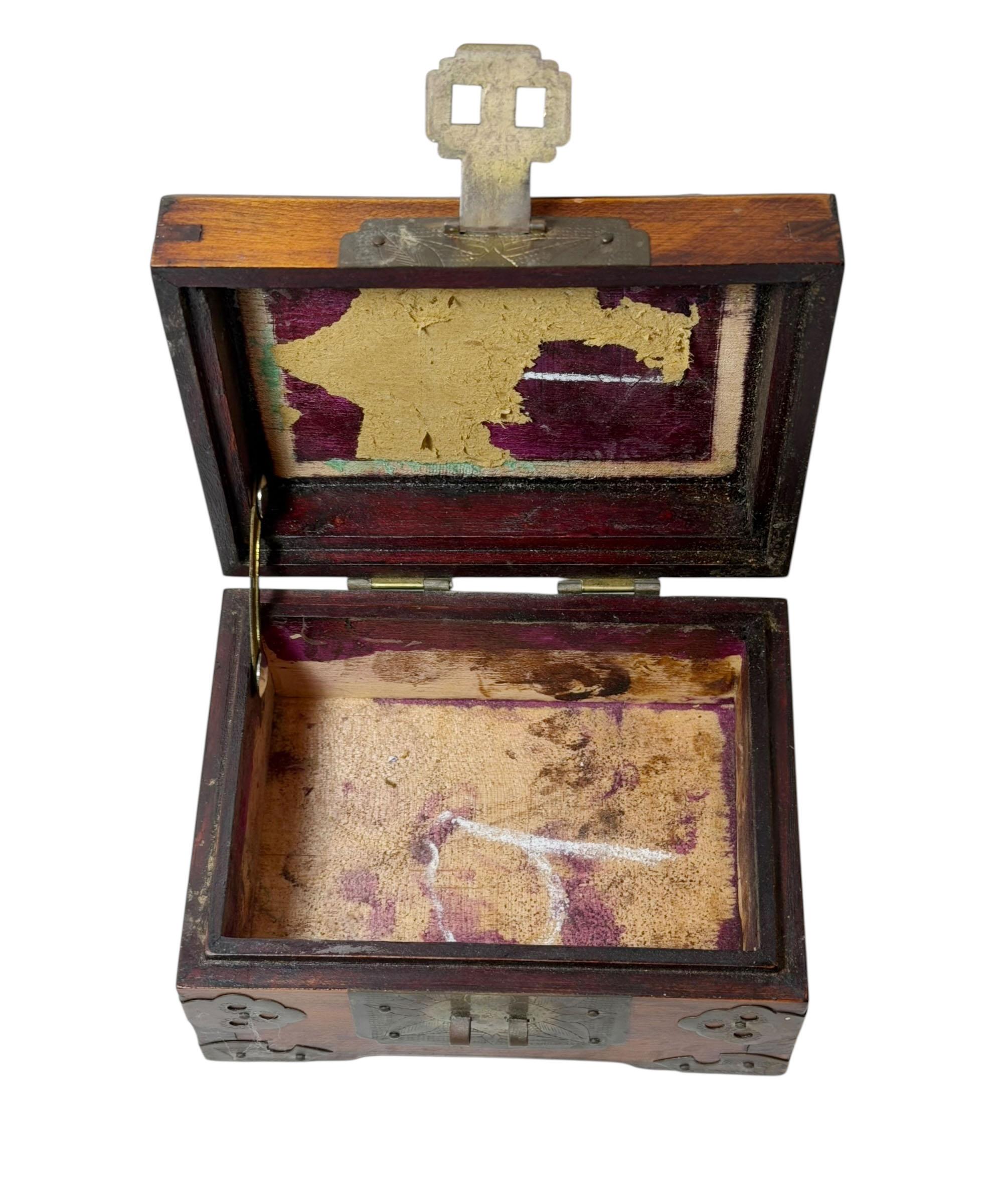 Chinesische Palisander-Tresorkiste mit Jade und Messing, CIRCA 1920er Jahre im Angebot 1