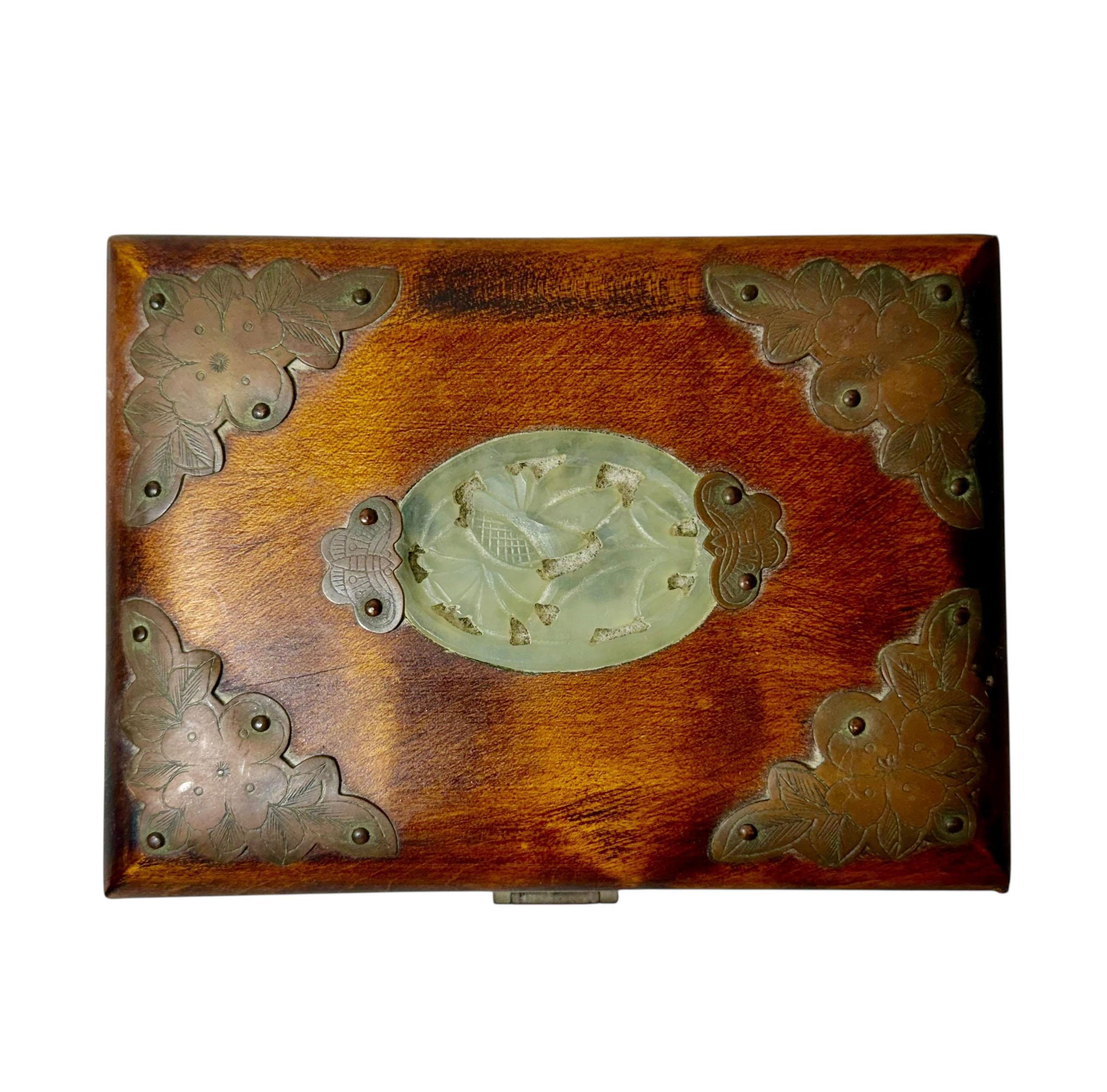 Chinesische Palisander-Tresorkiste mit Jade und Messing, CIRCA 1920er Jahre im Angebot 3