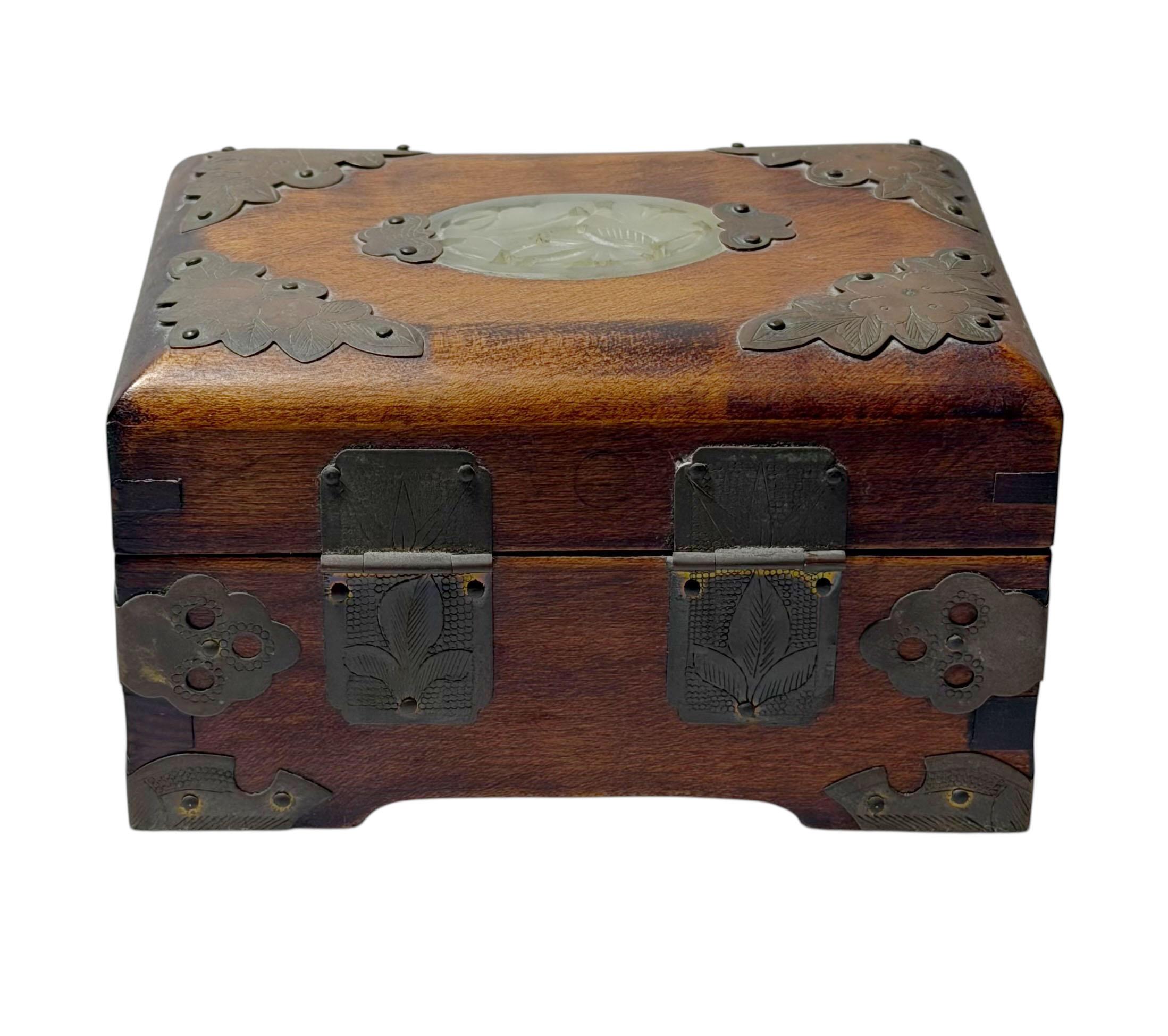 Chinesische Palisander-Tresorkiste mit Jade und Messing, CIRCA 1920er Jahre im Angebot 4