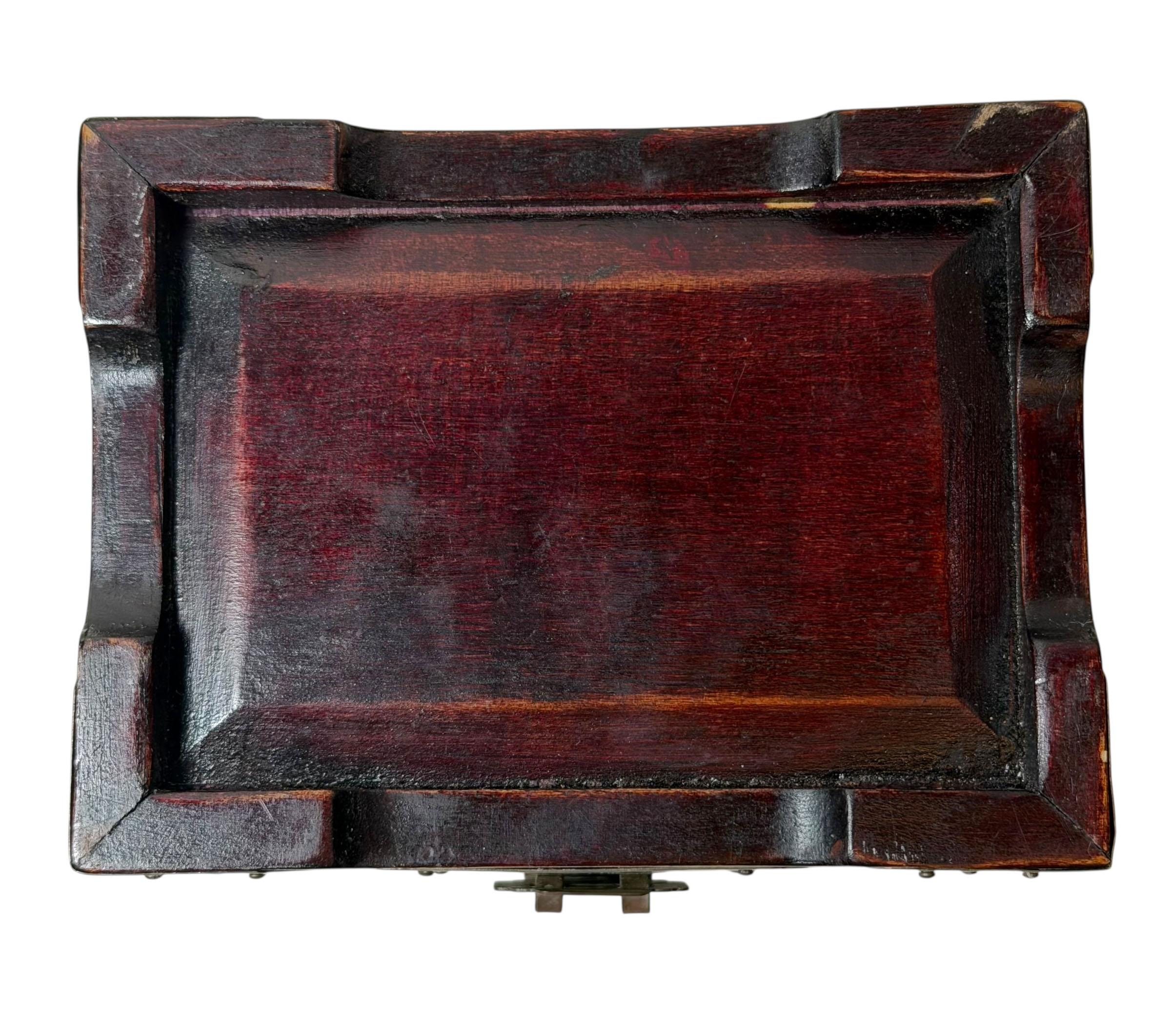 Chinesische Palisander-Tresorkiste mit Jade und Messing, CIRCA 1920er Jahre im Angebot 5